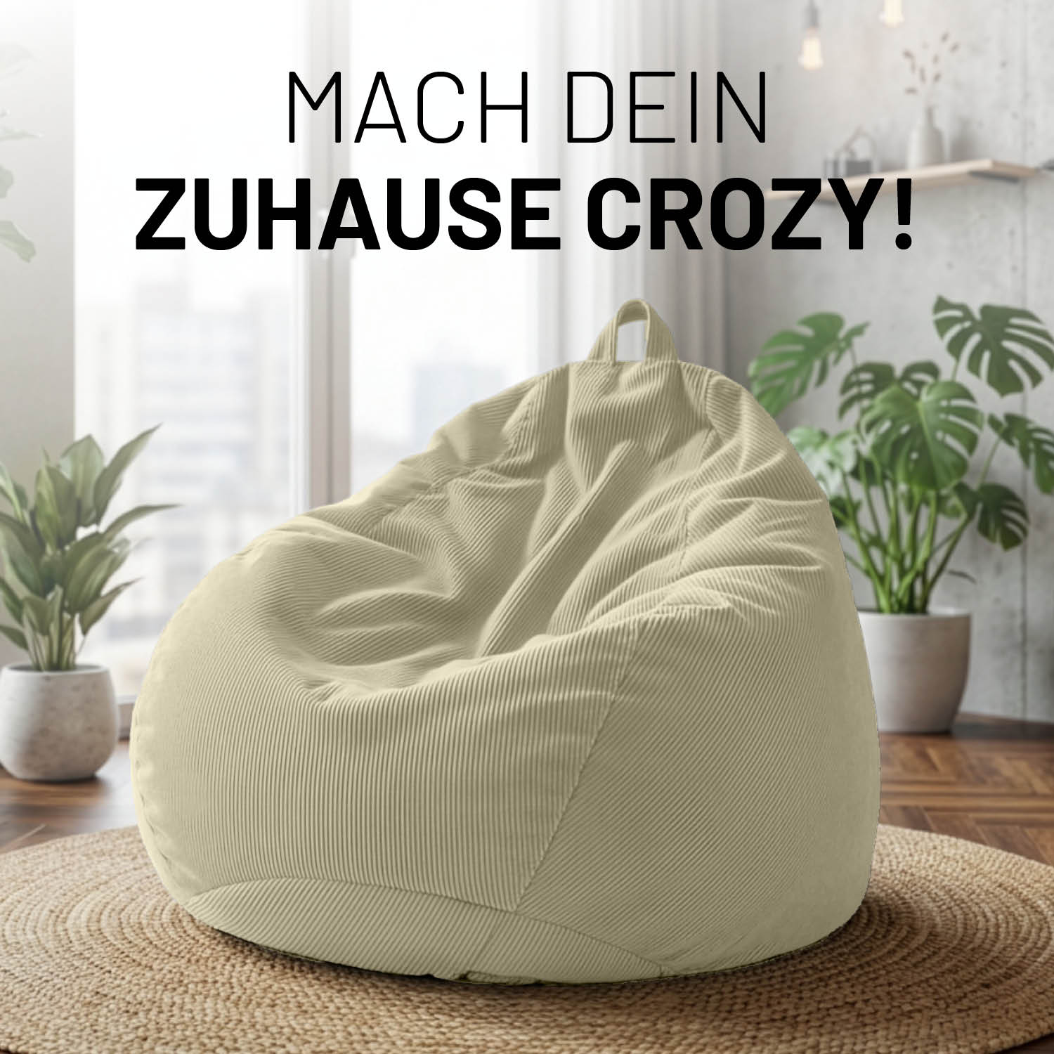 Beiger Feincord-Sitzsack mit Trageschlaufe im Wohnzimmer auf Teppich. Text „Mach dein Zuhause Crozy!“ über dem Sitzsack.