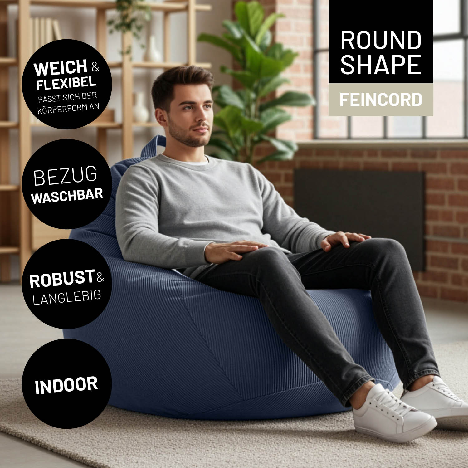 Mann sitzt auf rundem Feincord-Sitzsack im Wohnraum. Hinweise zu "weich & flexibel", "waschbarem Bezug", "robuster Verarbeitung" und "Indoor-Nutzung".