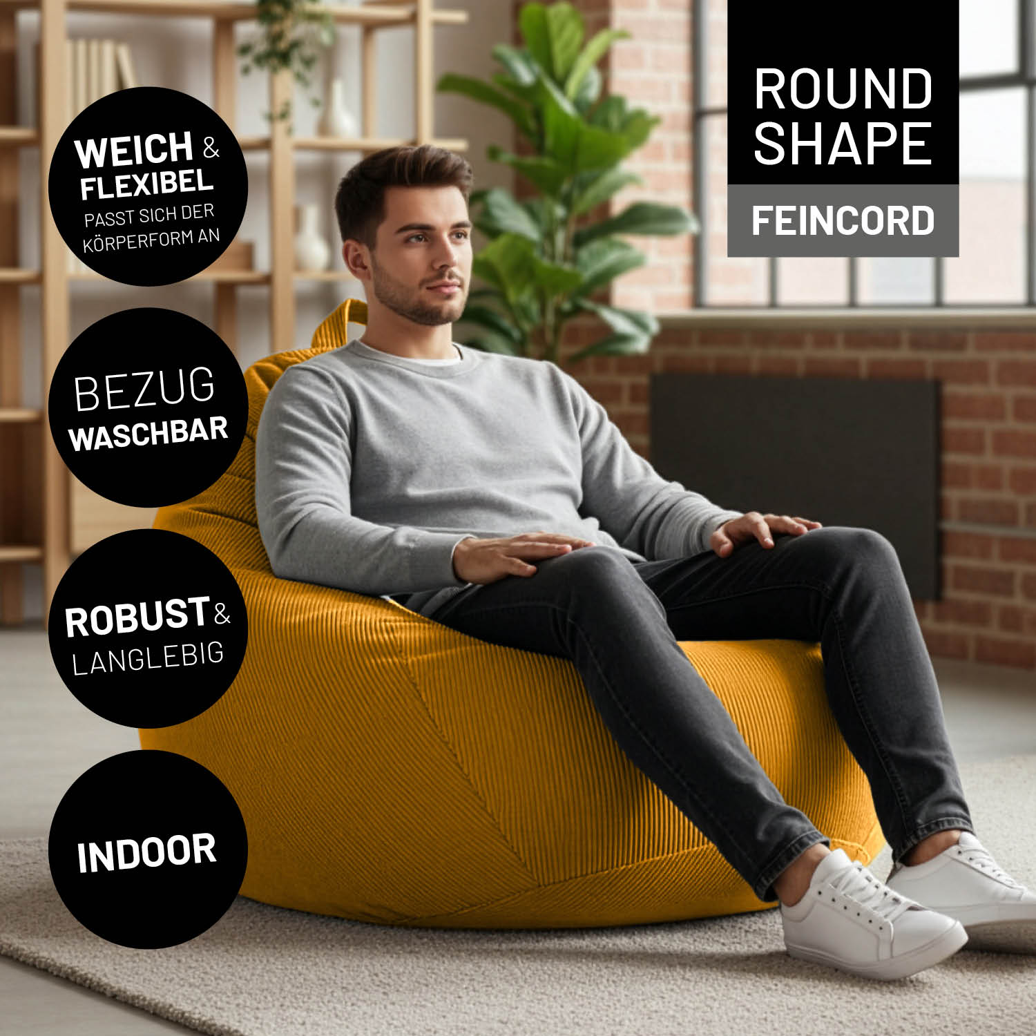 Mann sitzt auf rundem Feincord-Sitzsack im Wohnraum. Hinweise zu "weich & flexibel", "waschbarem Bezug", "robuster Verarbeitung" und "Indoor-Nutzung".