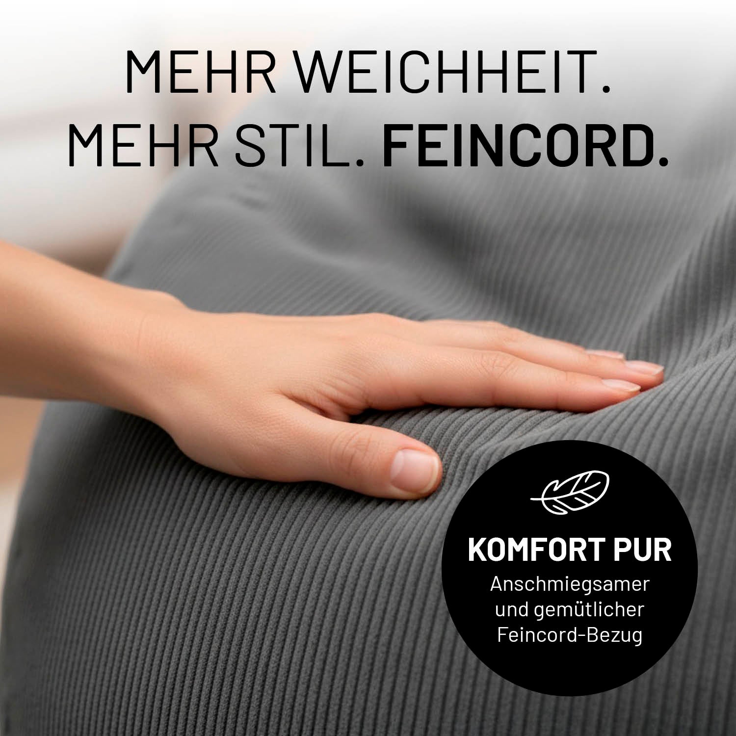 Hand streicht über grauen Feincord-Bezug. Fokus auf weiche, anschmiegsame Oberfläche und Komfort, hervorgehoben durch „Komfort pur“-Icon.