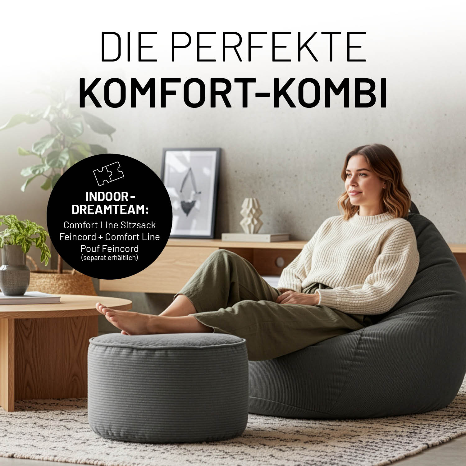 Wohnszene mit Frau auf grauen Sitzsack und Pouf aus Feincord, beworben als Komfort-Kombi „Indoor-Dreamteam“ für entspanntes Sitzen und Füße hochlegen.