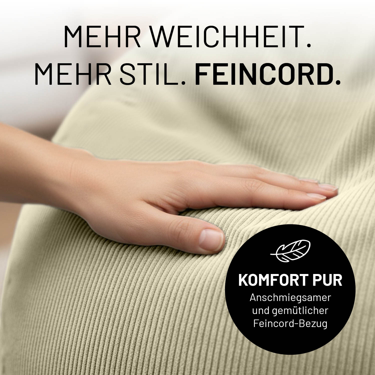 Hand streicht über beigen Feincord-Bezug. Fokus auf weiche, anschmiegsame Oberfläche und Komfort, hervorgehoben durch „Komfort pur“-Icon.