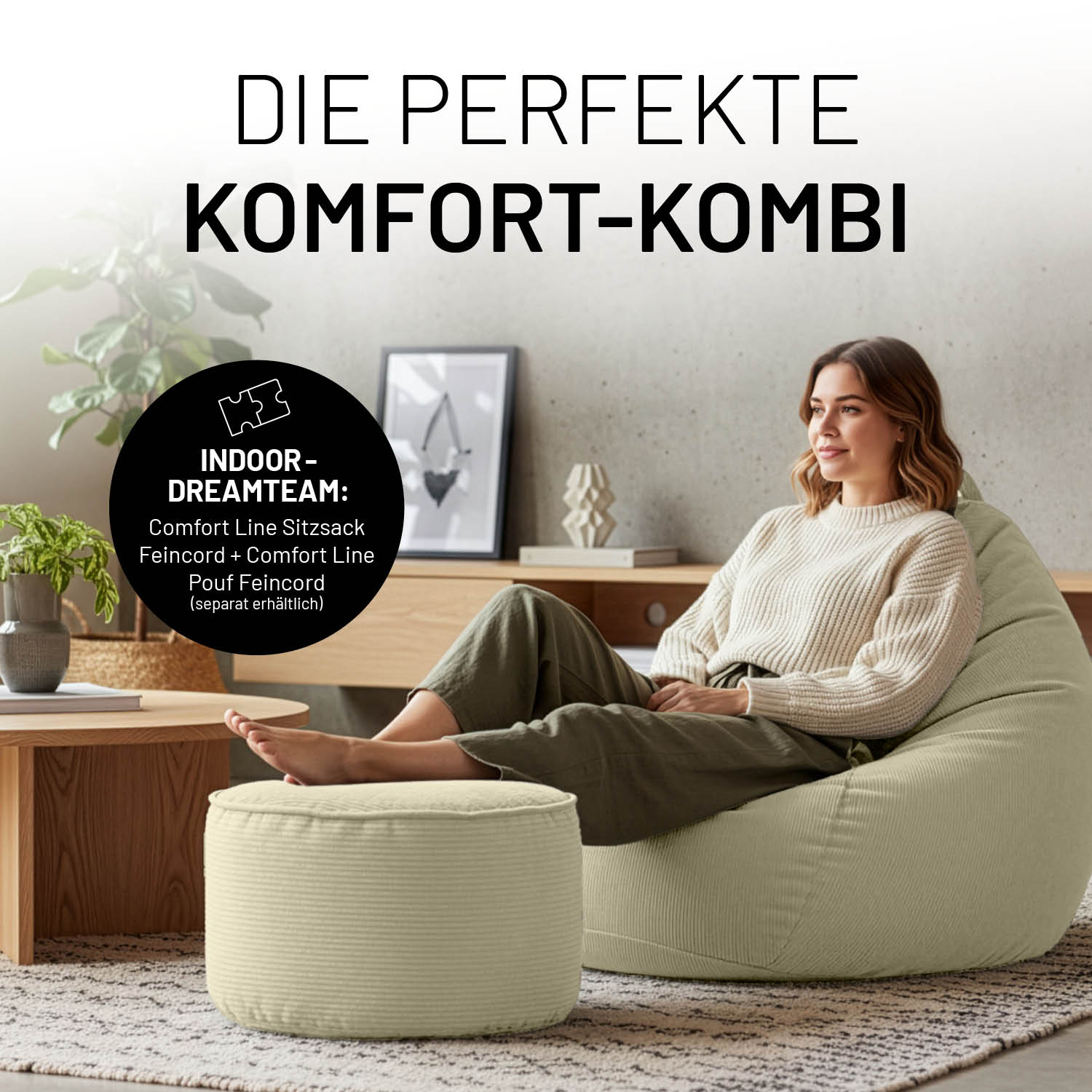 Wohnszene mit Frau auf beigen Sitzsack und Pouf aus Feincord, beworben als Komfort-Kombi „Indoor-Dreamteam“ für entspanntes Sitzen und Füße hochlegen.