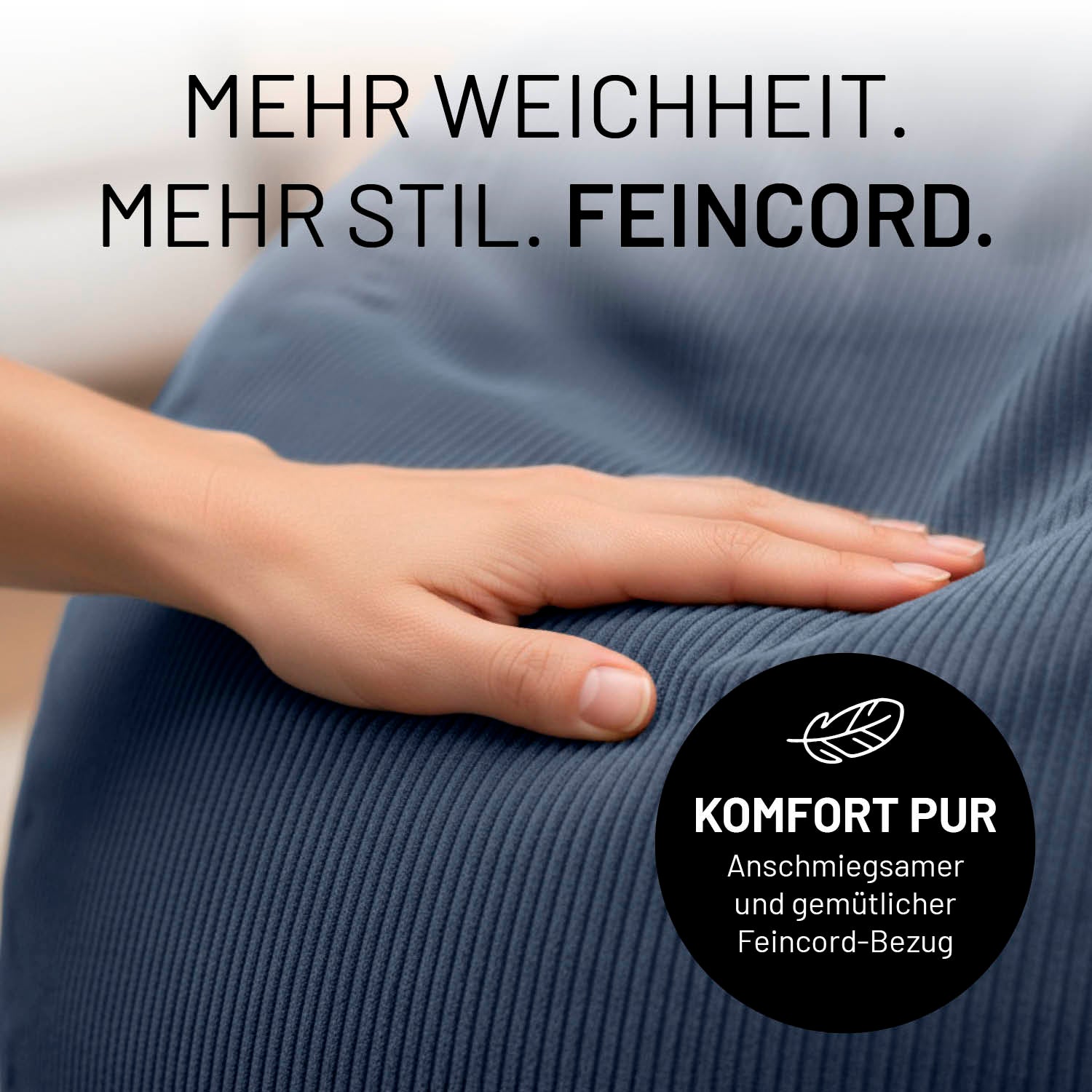 Hand streicht über blauen Feincord-Bezug. Fokus auf weiche, anschmiegsame Oberfläche und Komfort, hervorgehoben durch „Komfort pur“-Icon.