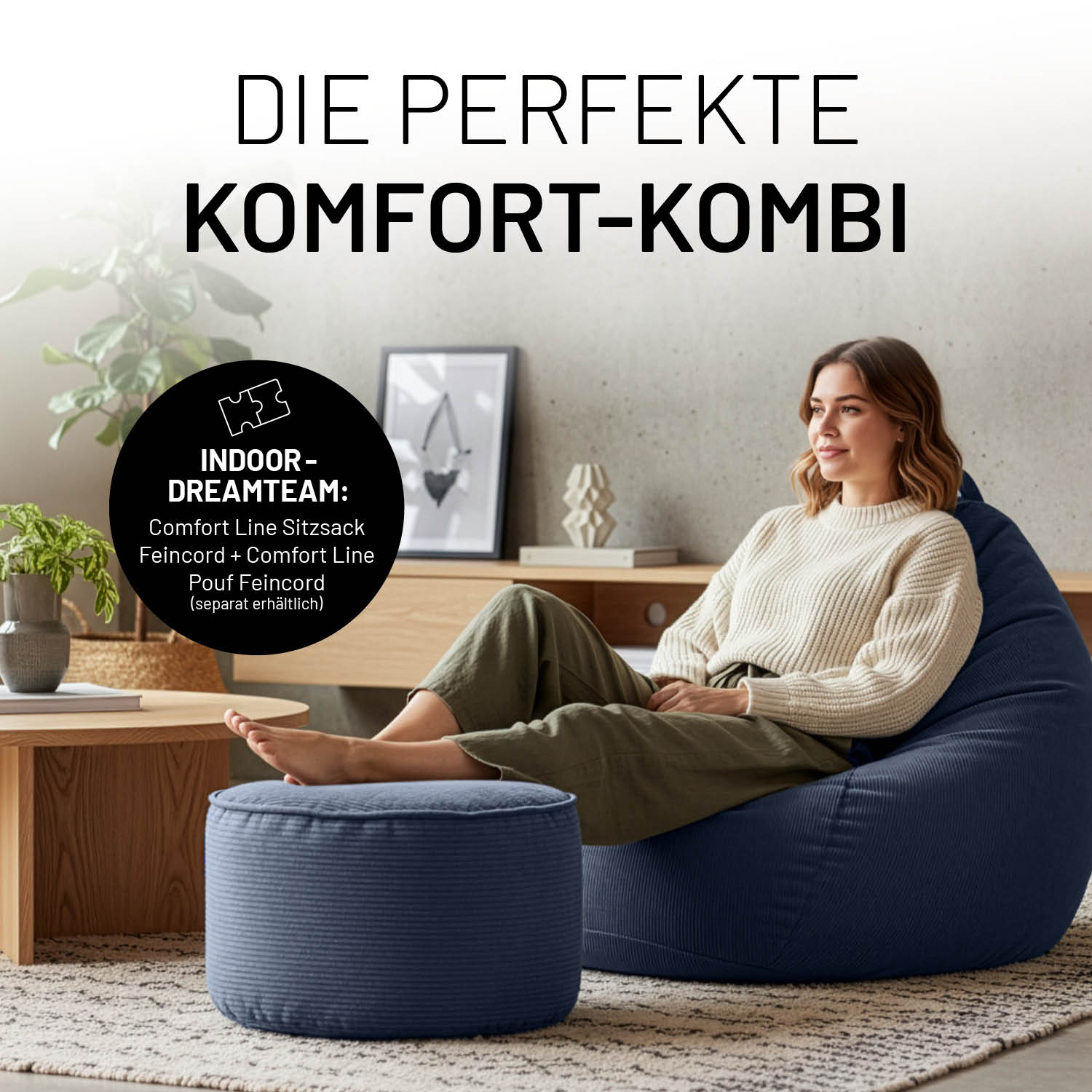 Wohnszene mit Frau auf blauen Sitzsack und Pouf aus Feincord, beworben als Komfort-Kombi „Indoor-Dreamteam“ für entspanntes Sitzen und Füße hochlegen.