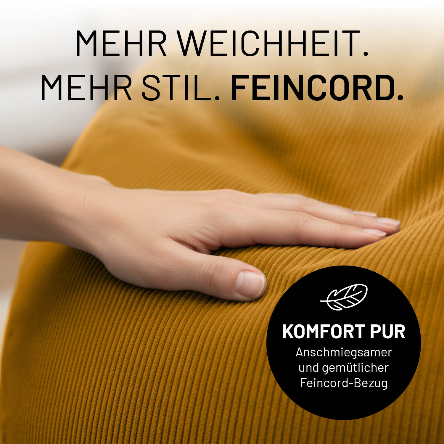 Hand streicht über senfgelben Feincord-Bezug. Fokus auf weiche, anschmiegsame Oberfläche und Komfort, hervorgehoben durch „Komfort pur“-Icon.