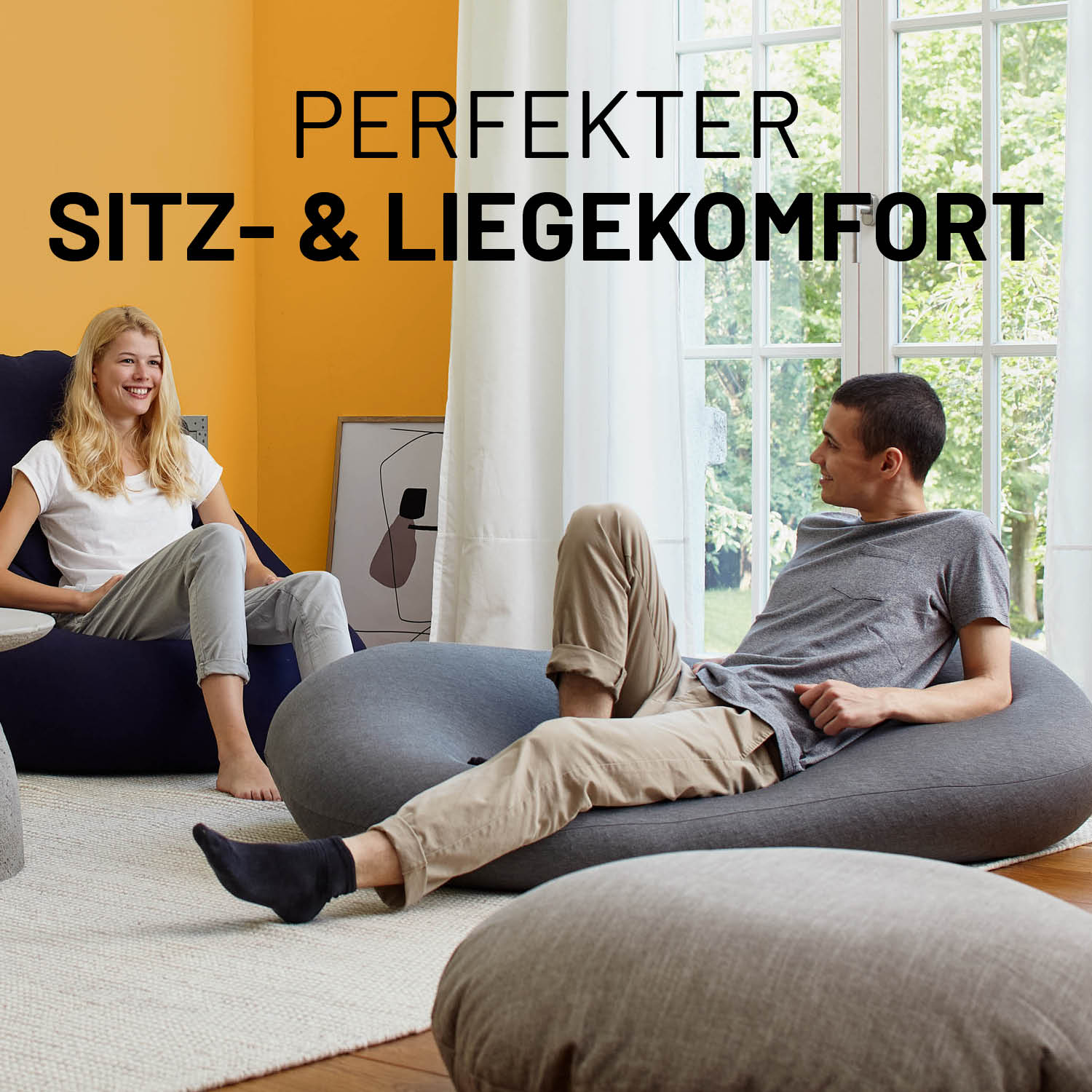 Frau und Mann sitzen auf den Flexi Comfort Sitzsäcken in einem modernen Wohnzimmer - Perfeker Sitz- & Liegekomfort.