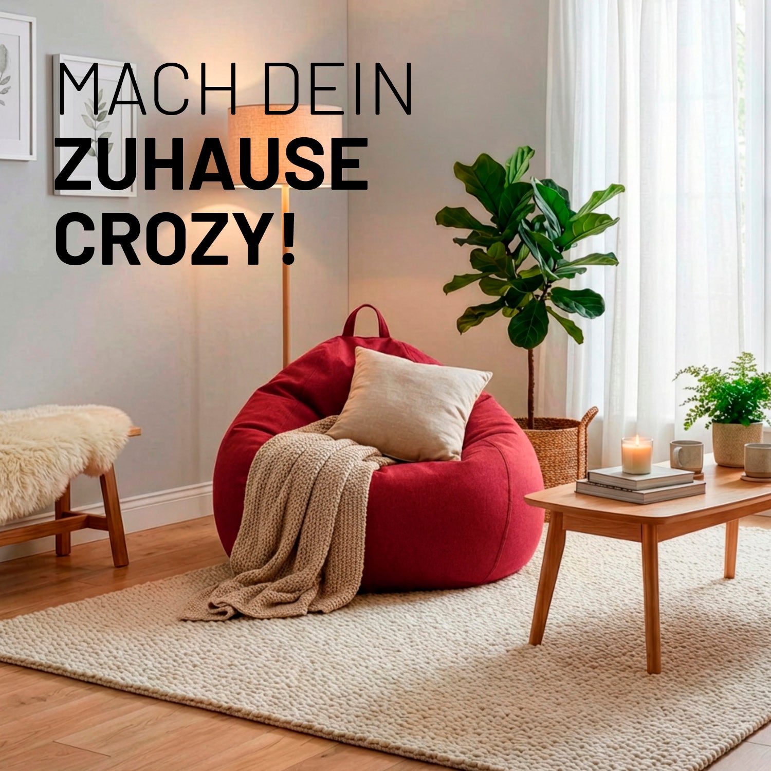 Gemütliches Wohnzimmer mit rotem Comfort Line Sitzsack, Kissen und Decke auf einem Teppich; Couchtisch mit Kerze, Pflanze am Fenster. Text „Mach dein Zuhause Crozy!“.