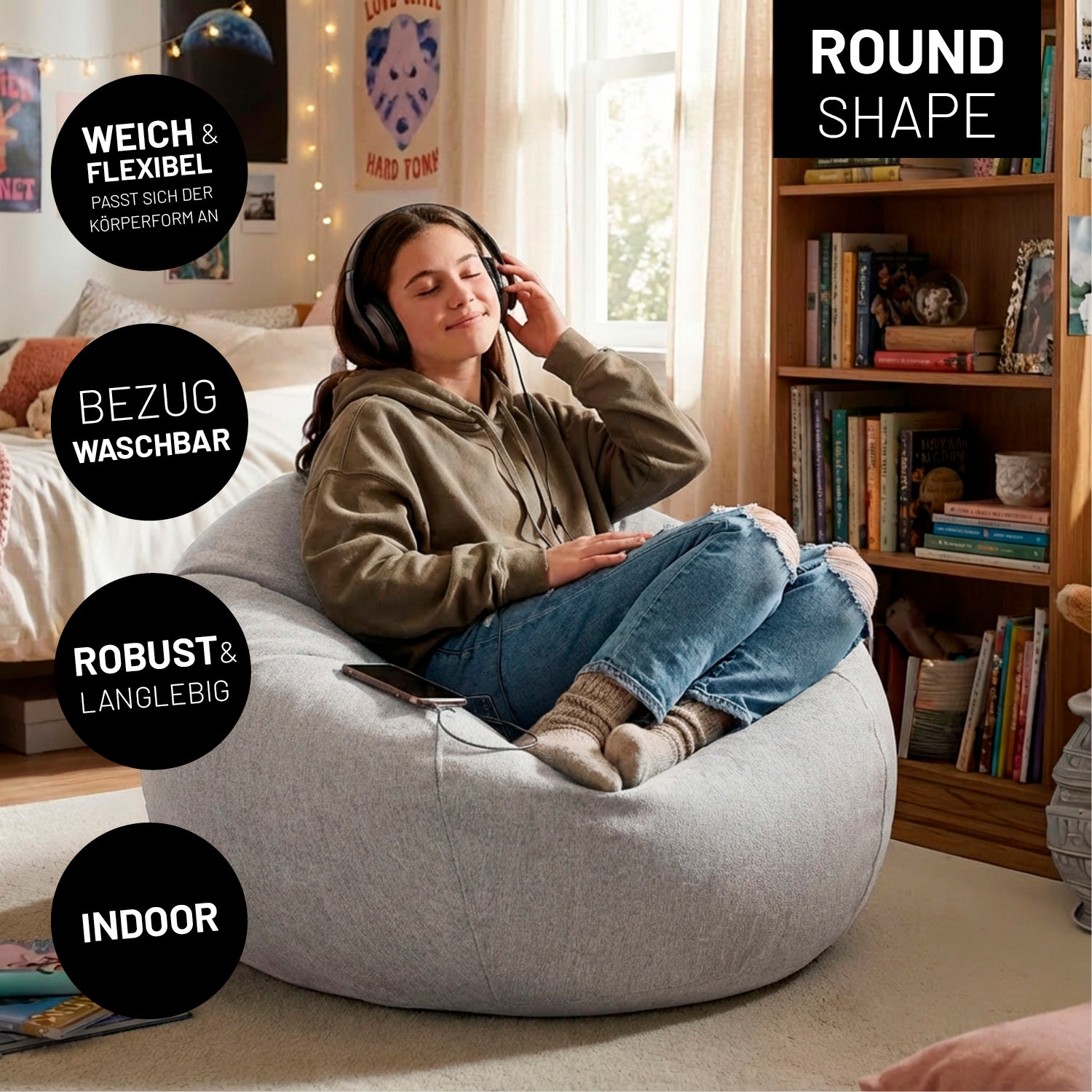 Eine Jugendliche sitzt entspannt auf rundem Indoor-Sitzsack im Zimmer und hört Musik mit Kopfhörern. Icons zu "weich & flexibel", "Bezug waschbar", "Robust & Langlebig" und "Indoor".