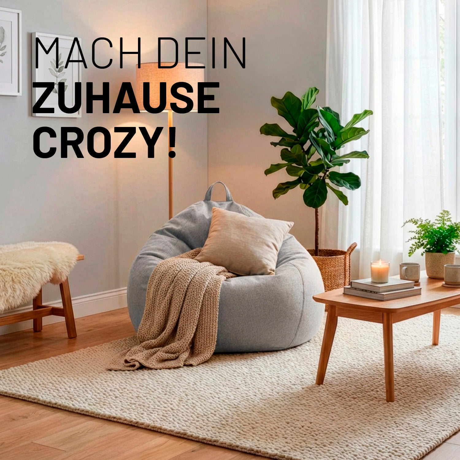 Gemütliches Wohnzimmer mit hellgrauen Comfort Line Sitzsack, Kissen und Decke auf Teppich; Couchtisch mit Kerze, Pflanze am Fenster, Text „Mach dein Zuhause Crozy!“.