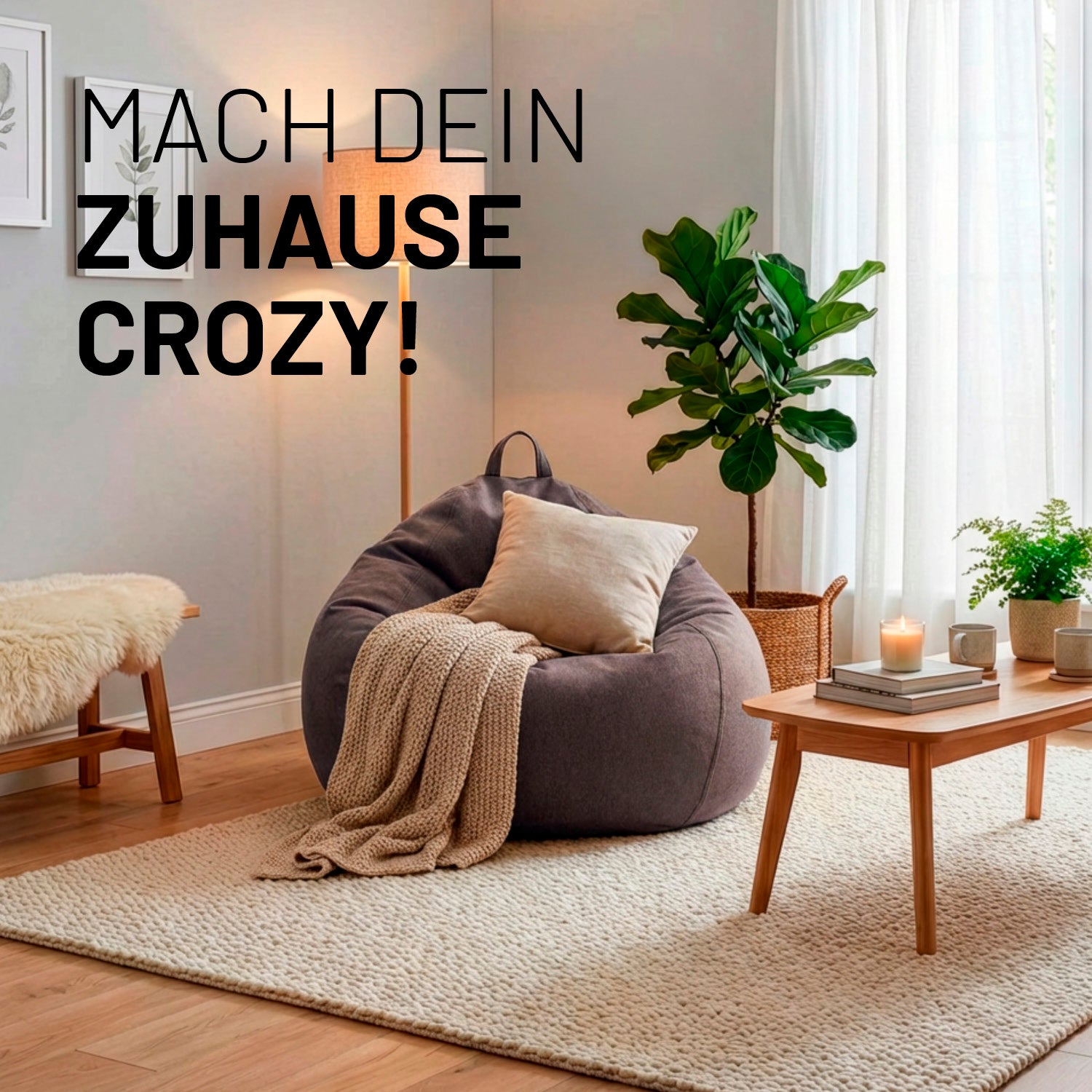 Gemütliches Wohnzimmer mit dunkelgrauen Comfort Line Sitzsack, Kissen und Decke auf Teppich; Couchtisch mit Kerze, Pflanze am Fenster, Text „Mach dein Zuhause Crozy!“.