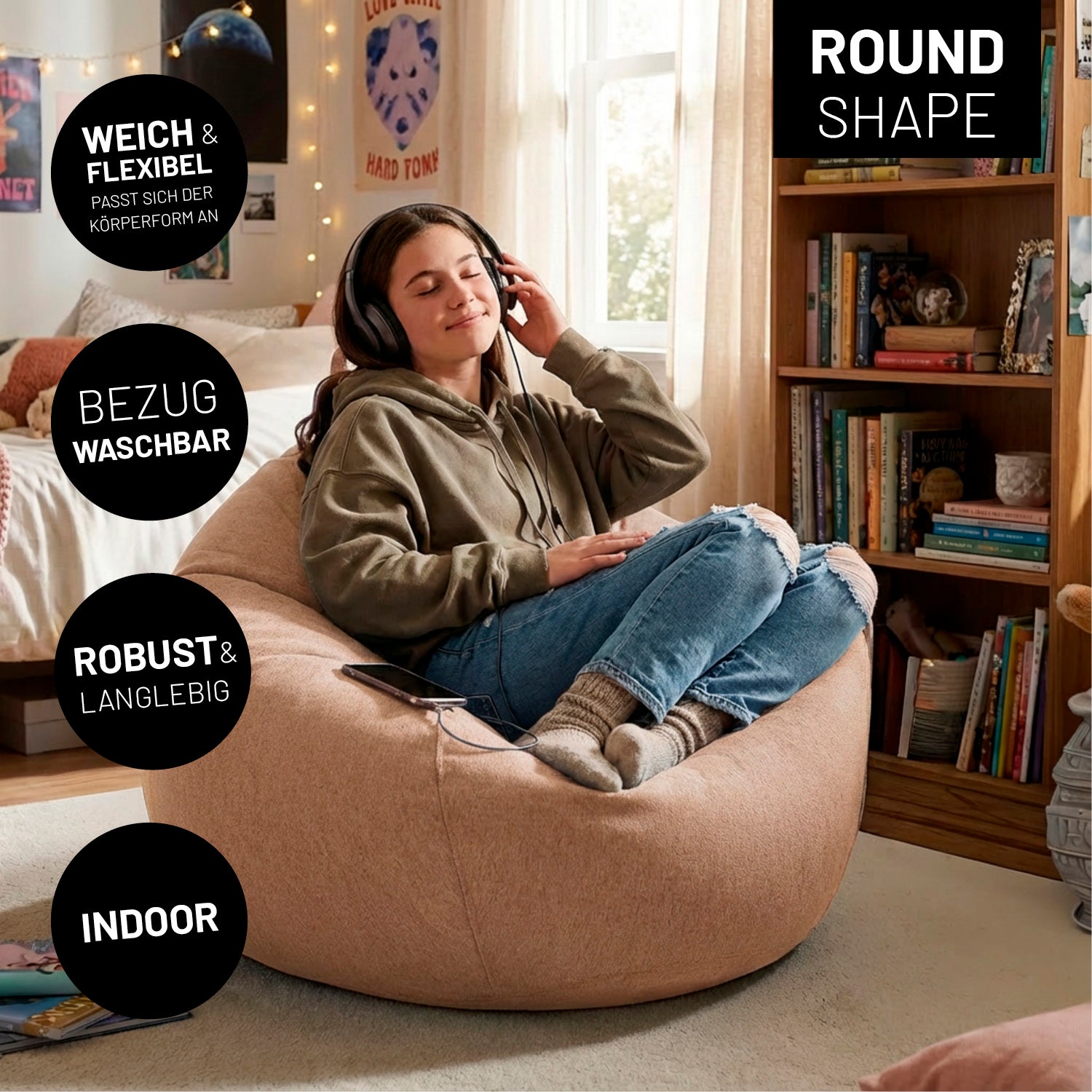 Eine Jugendliche sitzt entspannt auf rundem Indoor-Sitzsack im Zimmer und hört Musik mit Kopfhörern. Icons zu "weich & flexibel", "Bezug waschbar", "Robust & Langlebig" und "Indoor".