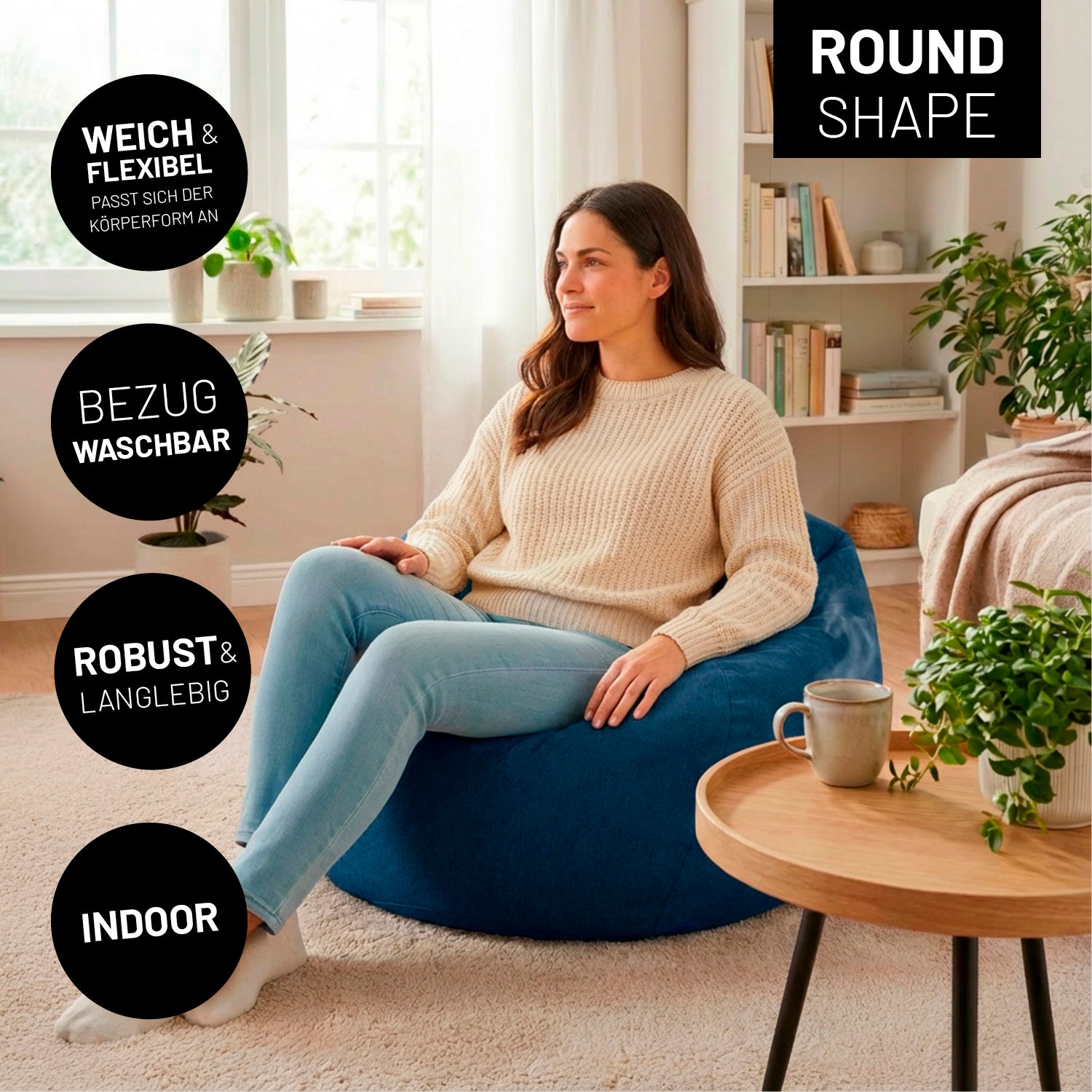 Eine Frau sitzt entspannt auf dem rundem Indoor-Sitzsack aus der Comfort Line im Wohnzimmer. Icons zu "weich & flexibel", "Bezug waschbar", "Robust & Langlebig" und "Indoor".