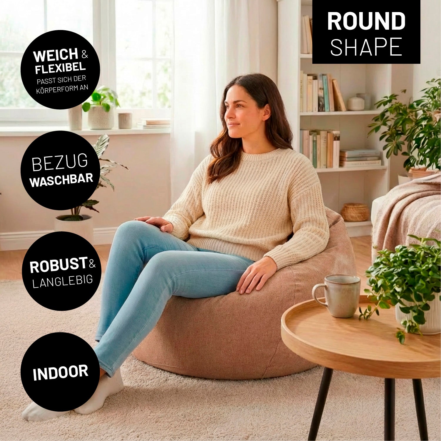 Eine Frau sitzt entspannt auf dem rundem Indoor-Sitzsack aus der Comfort Line im Wohnzimmer. Icons zu "weich & flexibel", "Bezug waschbar", "Robust & Langlebig" und "Indoor".