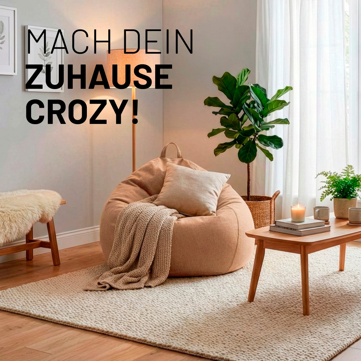 Gemütliches Wohnzimmer mit braunen Comfort Line Sitzsack, Kissen und Decke auf Teppich; Couchtisch mit Kerze, Pflanze am Fenster, Text „Mach dein Zuhause Crozy!“.