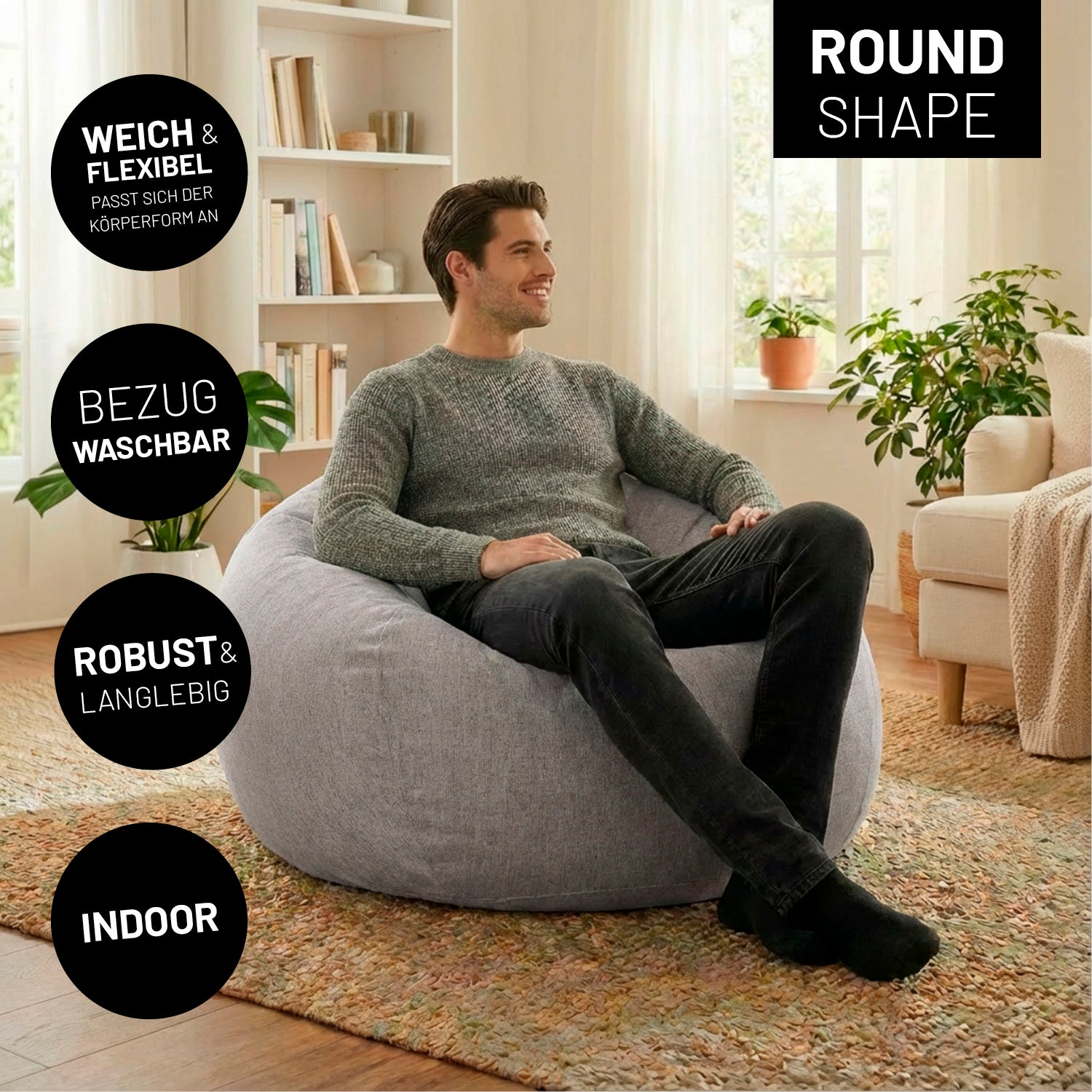 Ein Mann sitzt entspannt auf dem rundem Indoor-Sitzsack aus der Comfort Line im Wohnzimmer.  Icons zu "weich & flexibel", "Bezug waschbar", "Robust & Langlebig" und "Indoor".