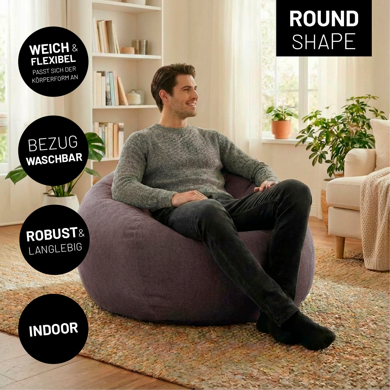 Ein Mann sitzt entspannt aufdem rundem Indoor-Sitzsack aus der Comfort Line im Wohnzimmer.  Icons zu "weich & flexibel", "Bezug waschbar", "Robust & Langlebig" und "Indoor".
