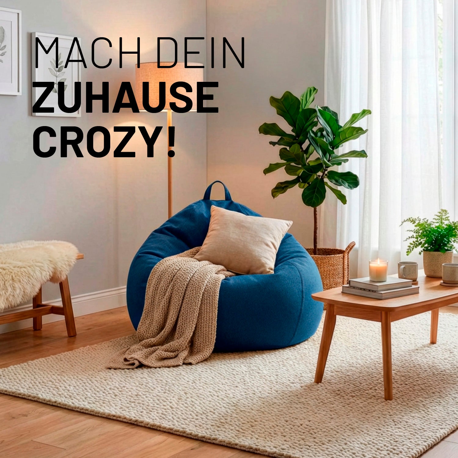 Gemütliches Wohnzimmer mit navyblauen Comfort Line Sitzsack, Kissen und Decke auf Teppich; Couchtisch mit Kerze, Pflanze am Fenster, Text „Mach dein Zuhause Crozy!“.