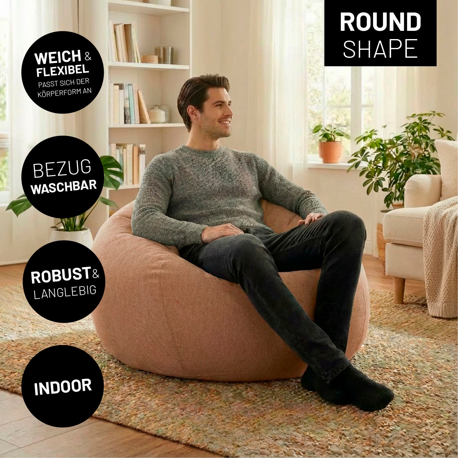 Ein Mann sitzt entspannt auf dem rundem Indoor-Sitzsack aus der Comfort Line im Wohnzimmer.  Icons zu "weich & flexibel", "Bezug waschbar", "Robust & Langlebig" und "Indoor".
