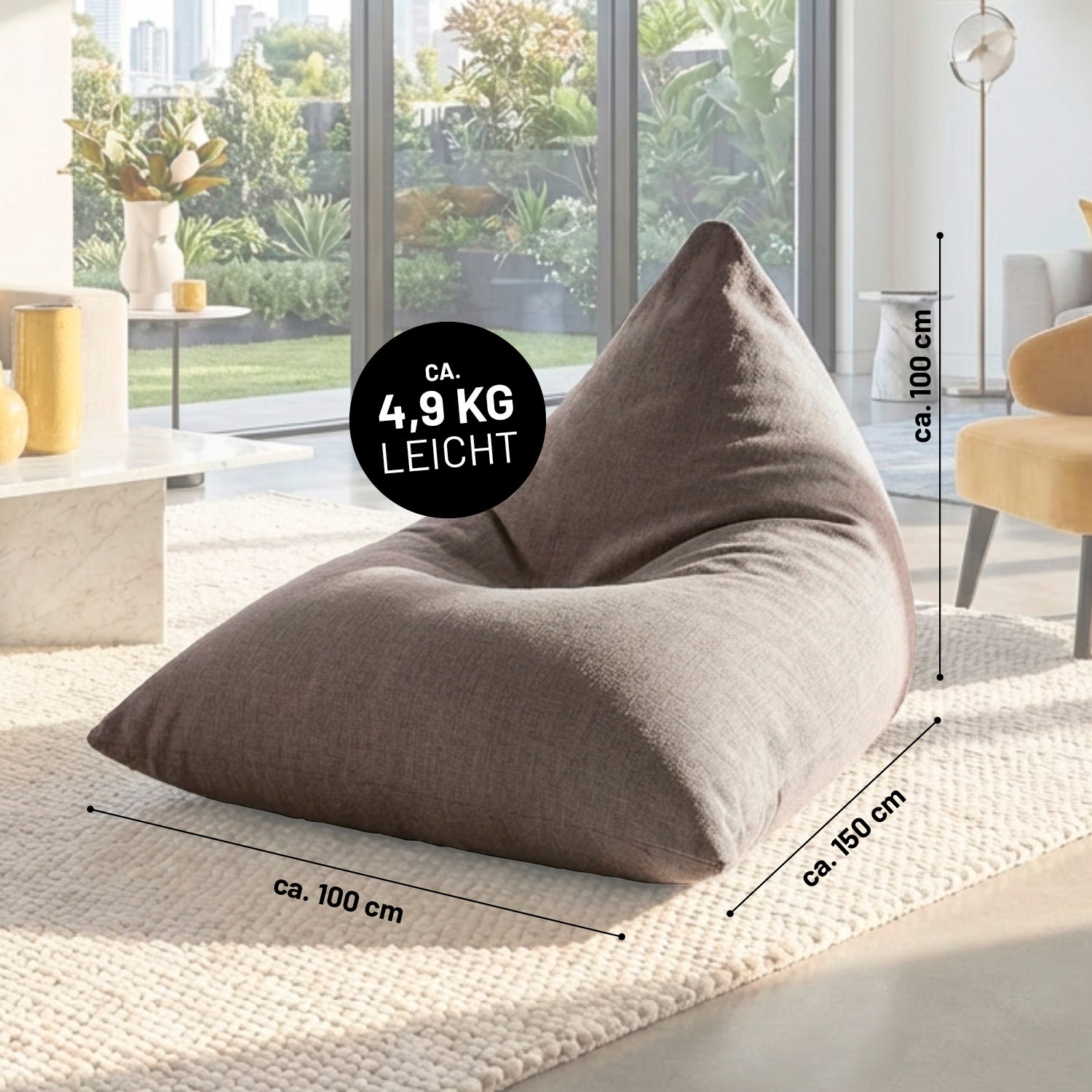 Der Triangle-Sitzsack im Leinen-Look in Hellgrau liegt in einem hellen Wohnzimmer, mit Maßangaben ca. 150×100×100 cm und Gewicht ca. 4,9 kg leicht.