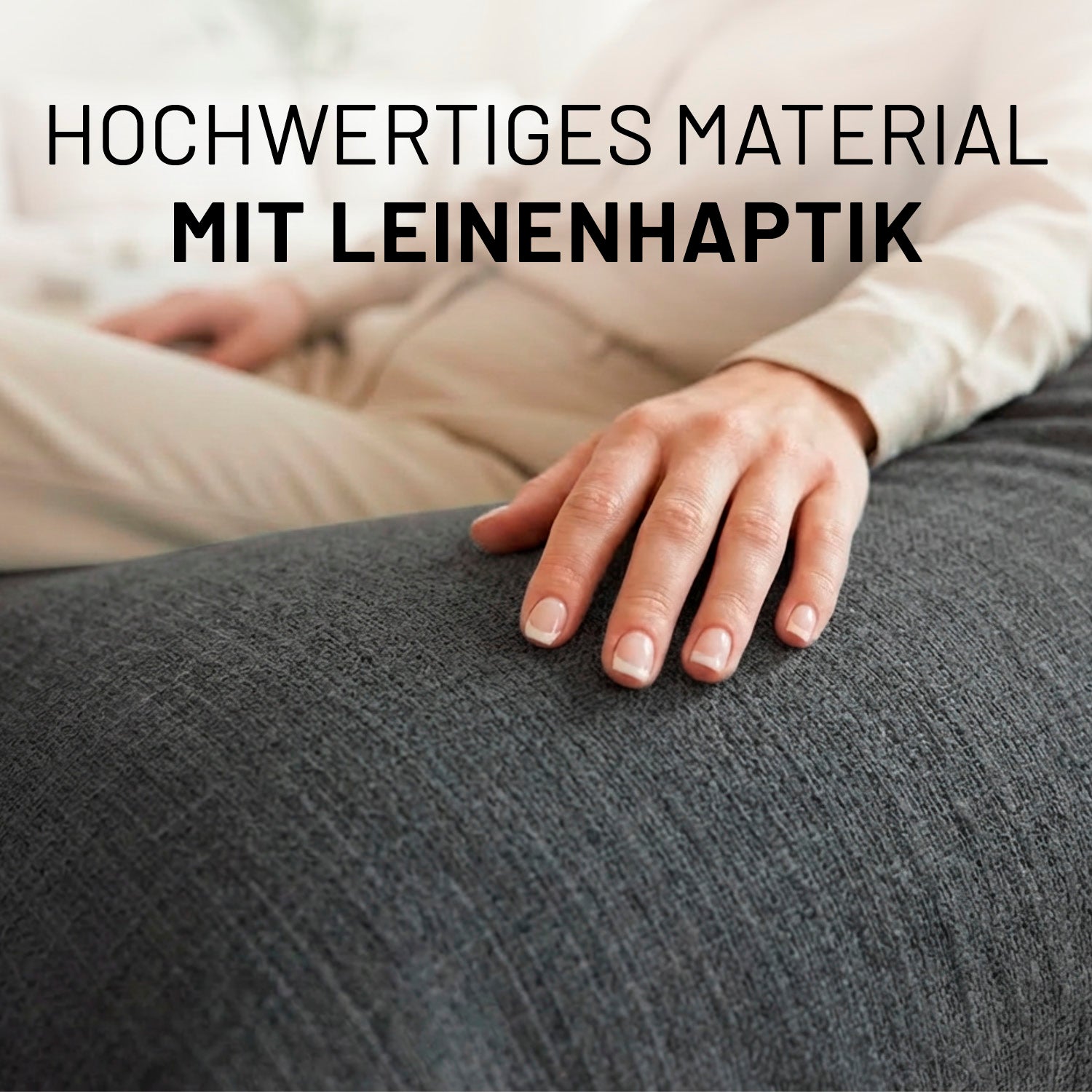 Eine Hand streicht über den dunkelgrauen Sitzsack-Bezug in Leinenoptik. Die Nahaufnahme zeigt die hochwertige Leinenhaptik.