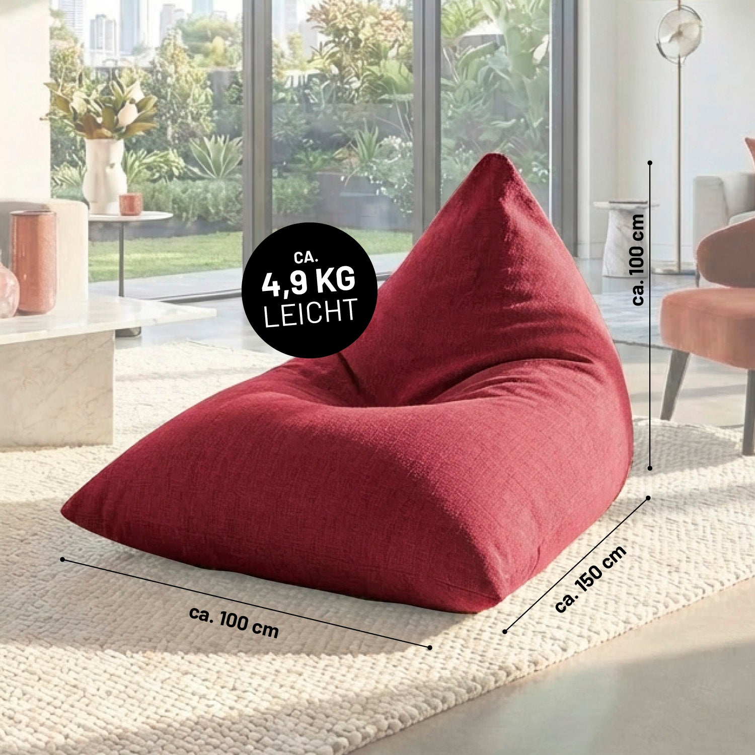 Der Triangle-Sitzsack im Leinen-Look in Rot liegt in einem hellen Wohnzimmer, mit Maßangaben ca. 150×100×100 cm und Gewicht ca. 4,9 kg leicht.