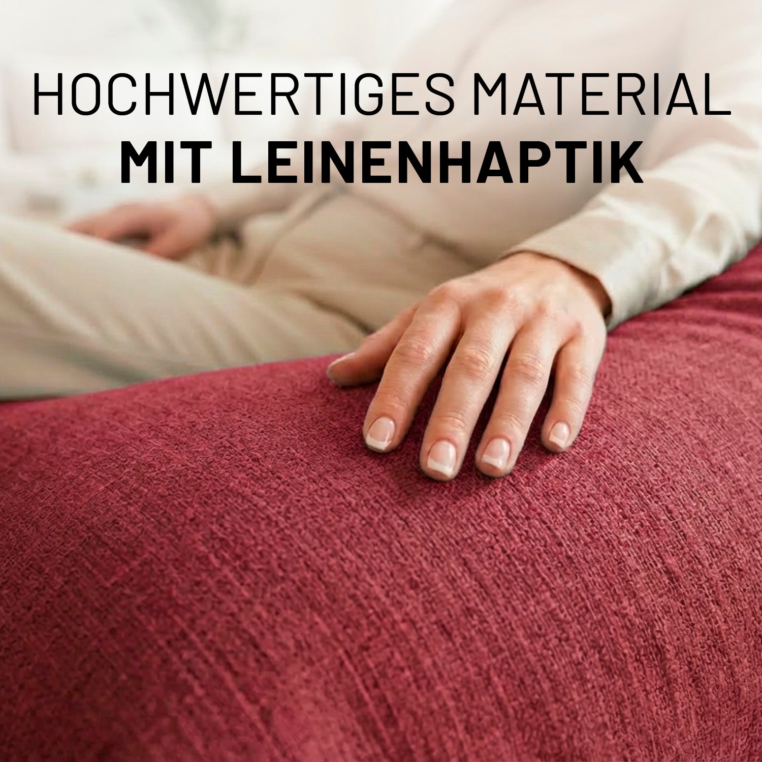 Eine Hand streicht über den roten Sitzsack-Bezug in Leinenoptik. Die Nahaufnahme zeigt die hochwertige Leinenhaptik.