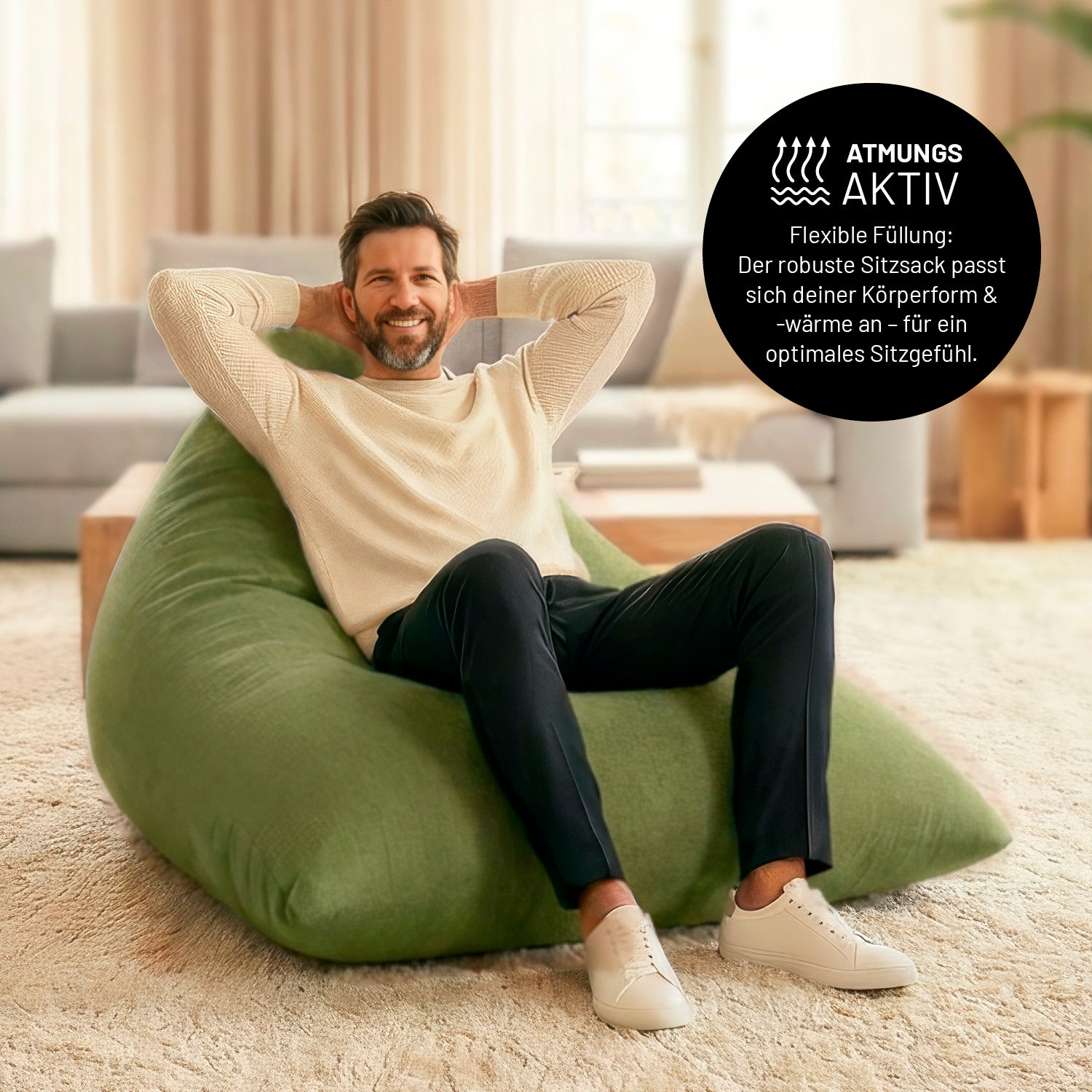 Ein Mann lehnt entspannt auf dem Sitzsack in Lime in einem Wohnzimmer. Icon zu „atmungsaktiv“ und "flexible Füllung, die sich der Körperform und Wärme anpasst".