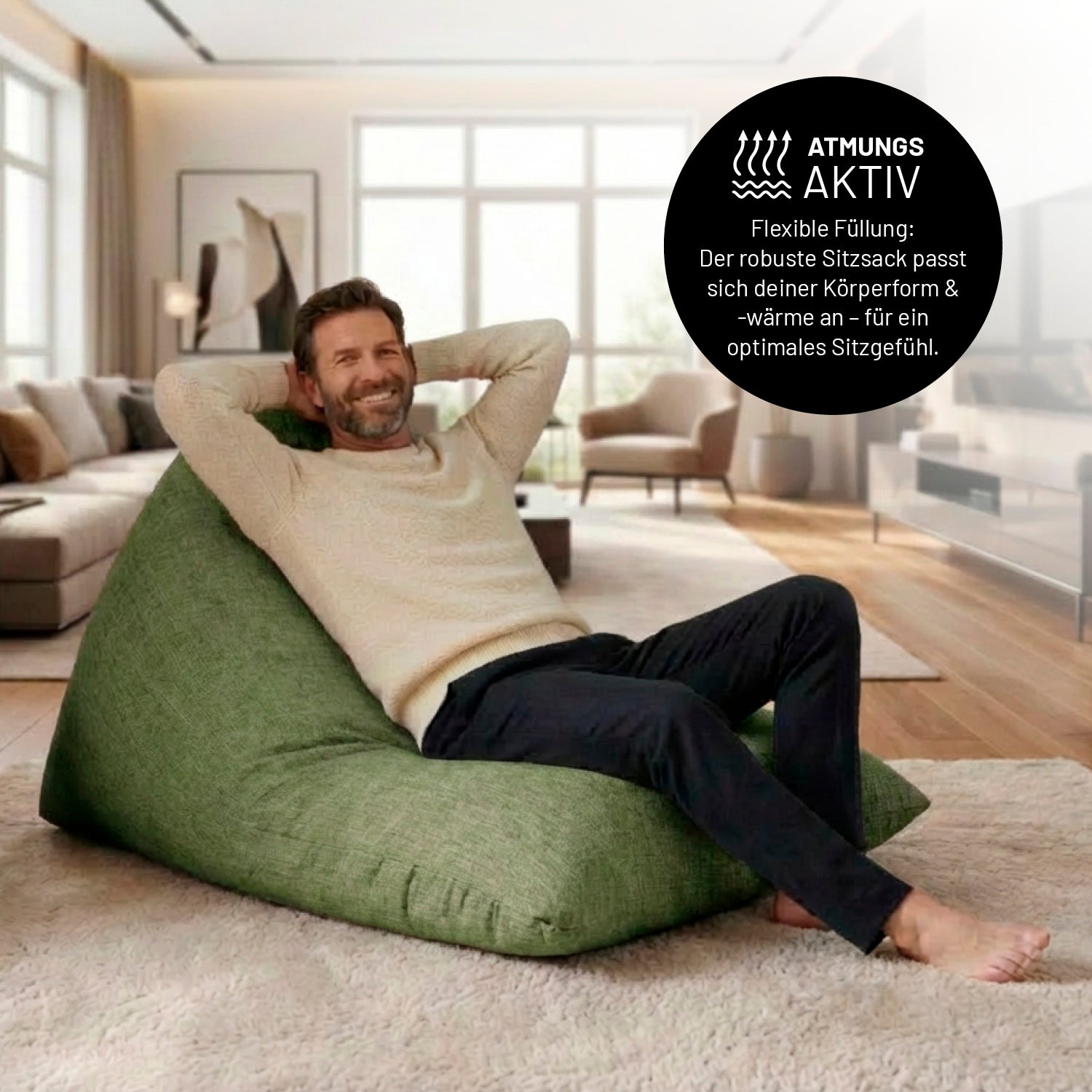 Ein Mann lehnt entspannt auf dem Sitzsack in Lime in einem Wohnzimmer. Icon zu „atmungsaktiv“ und "flexible Füllung, die sich der Körperform und Wärme anpasst".