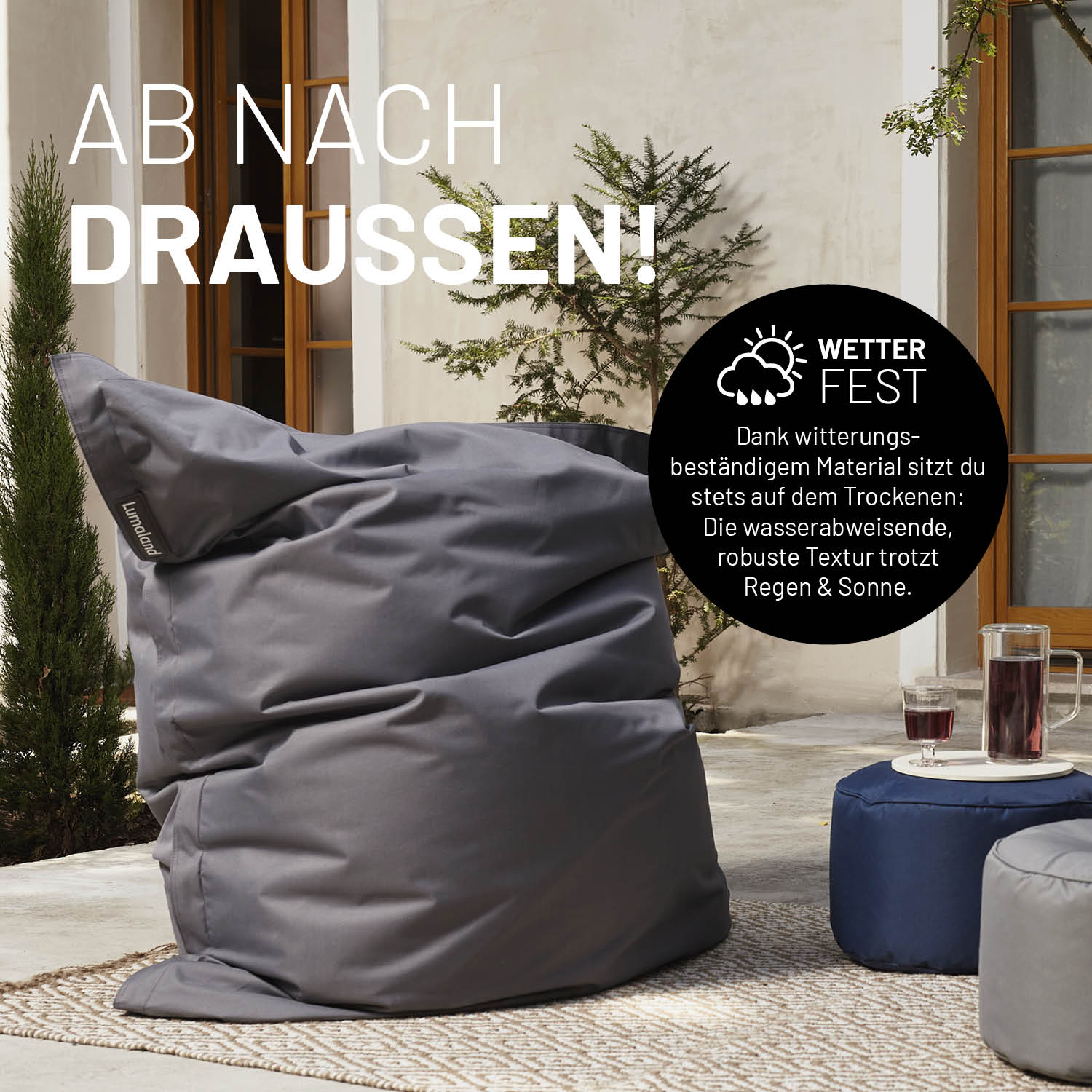 Sitzsack in Grau auf einer modernen Terrasse, daneben Poufs als Ablage - "Wetterfest" und "Witterungsbeständiges Material."