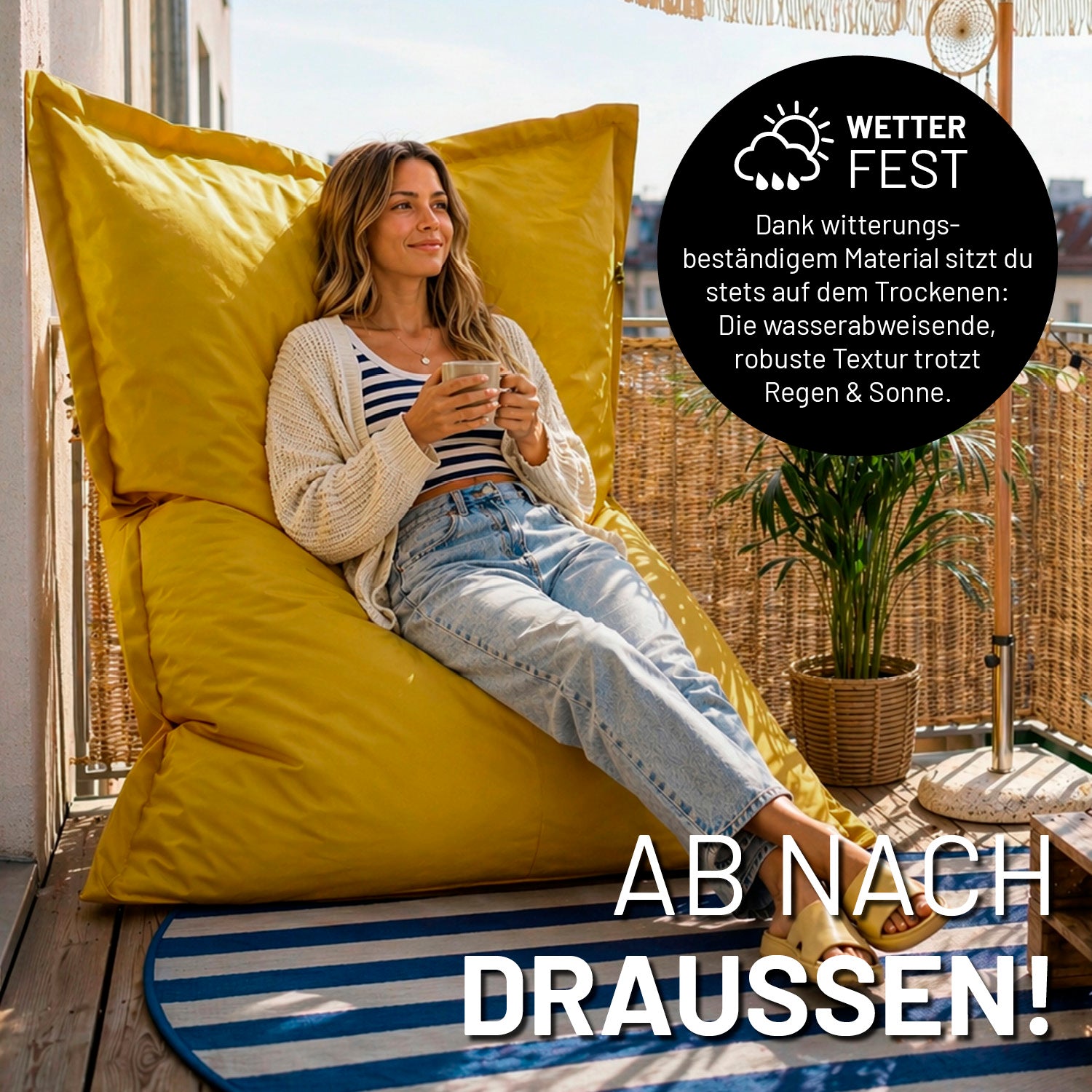Frau entspannt auf gelbem Outdoor-Sitzsack auf dem Balkon. Wetterfestes Material schützt vor Sonne und Regen für gemütliche Outdoor-Momente.