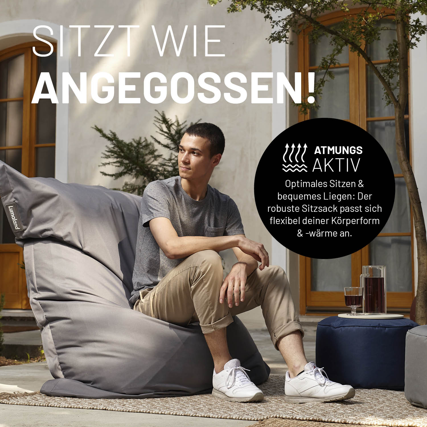 Ein Mann sitzt auf dem XXL Sitzsack auf einer Terrasse. Icon "Atmungsaktiv" und "Passt sich Körperform und -wärme an".