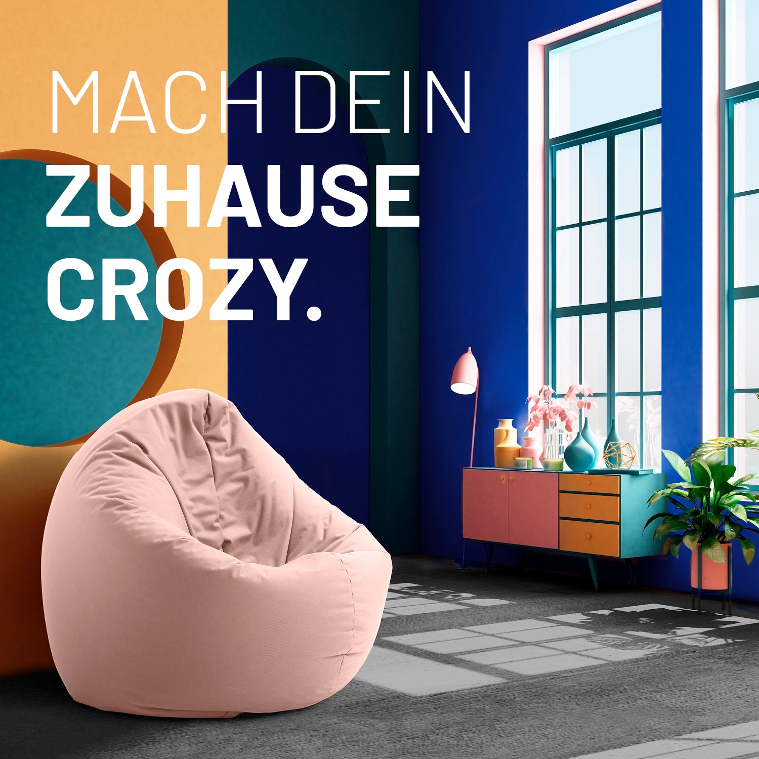 Modernes, buntes Wohnzimmer mit pastellpinken 2-in-1-Sitzsack, farbiger Kommode und Text: „Mach dein Zuhause crozy.“