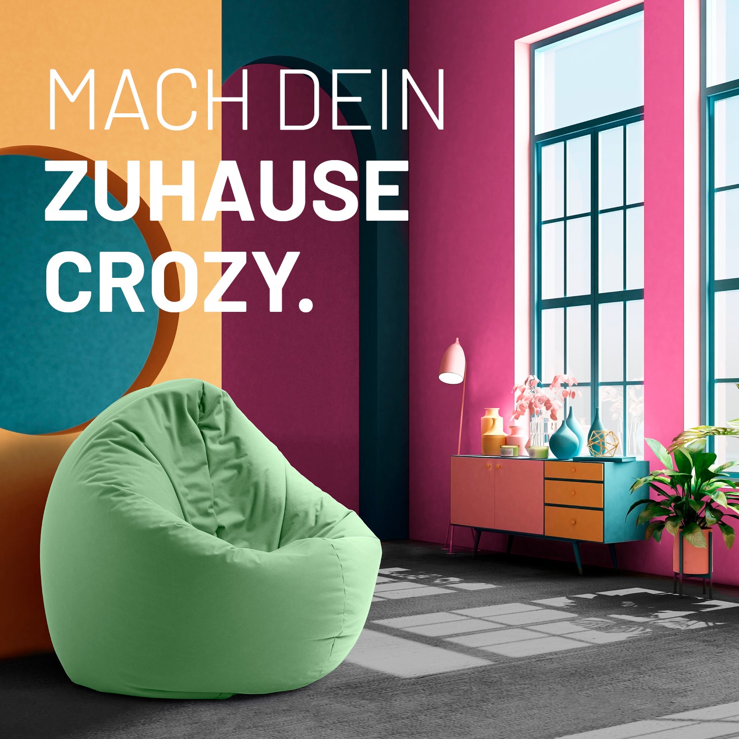 Modernes, buntes Wohnzimmer mit pastellgrünen 2-in-1-Sitzsack, farbiger Kommode und Text: „Mach dein Zuhause crozy.“