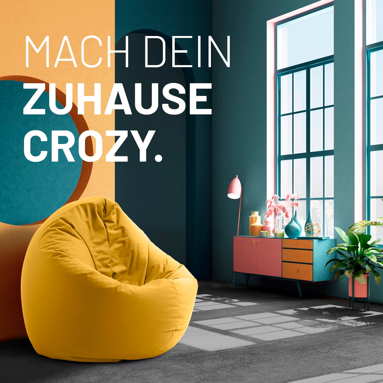 Modernes, buntes Wohnzimmer mit senfgelben 2-in-1-Sitzsack, farbiger Kommode und Text: „Mach dein Zuhause crozy.“