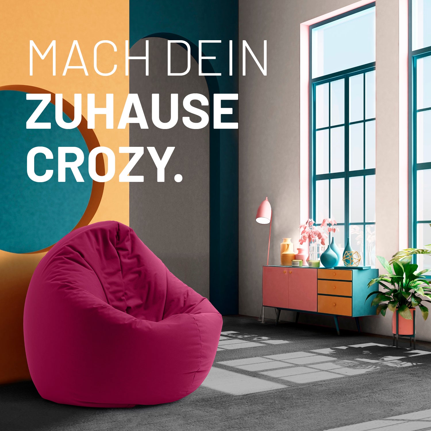 Modernes, buntes Wohnzimmer mit weinroten 2-in-1-Sitzsack, farbiger Kommode und Text: „Mach dein Zuhause crozy.“