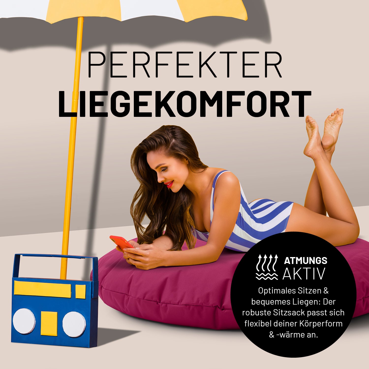 Eine Frau liegt auf dem weinroten Sitzsack unter einem Schirm. Icon "Atmungsaktiv" und "Passt sich Körperform und -wärme an".