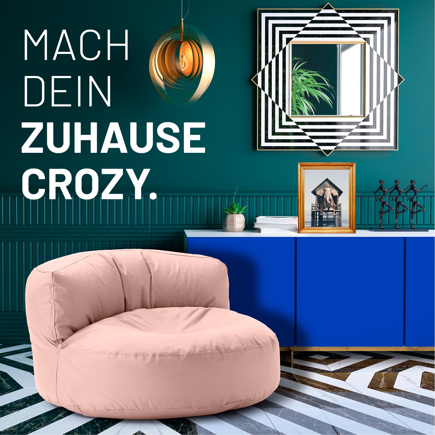 Modernes, buntes Wohnzimmer mit pastellpinken Sitzsack-Sofa, farbiger Kommode und Text: „Mach dein Zuhause crozy.“