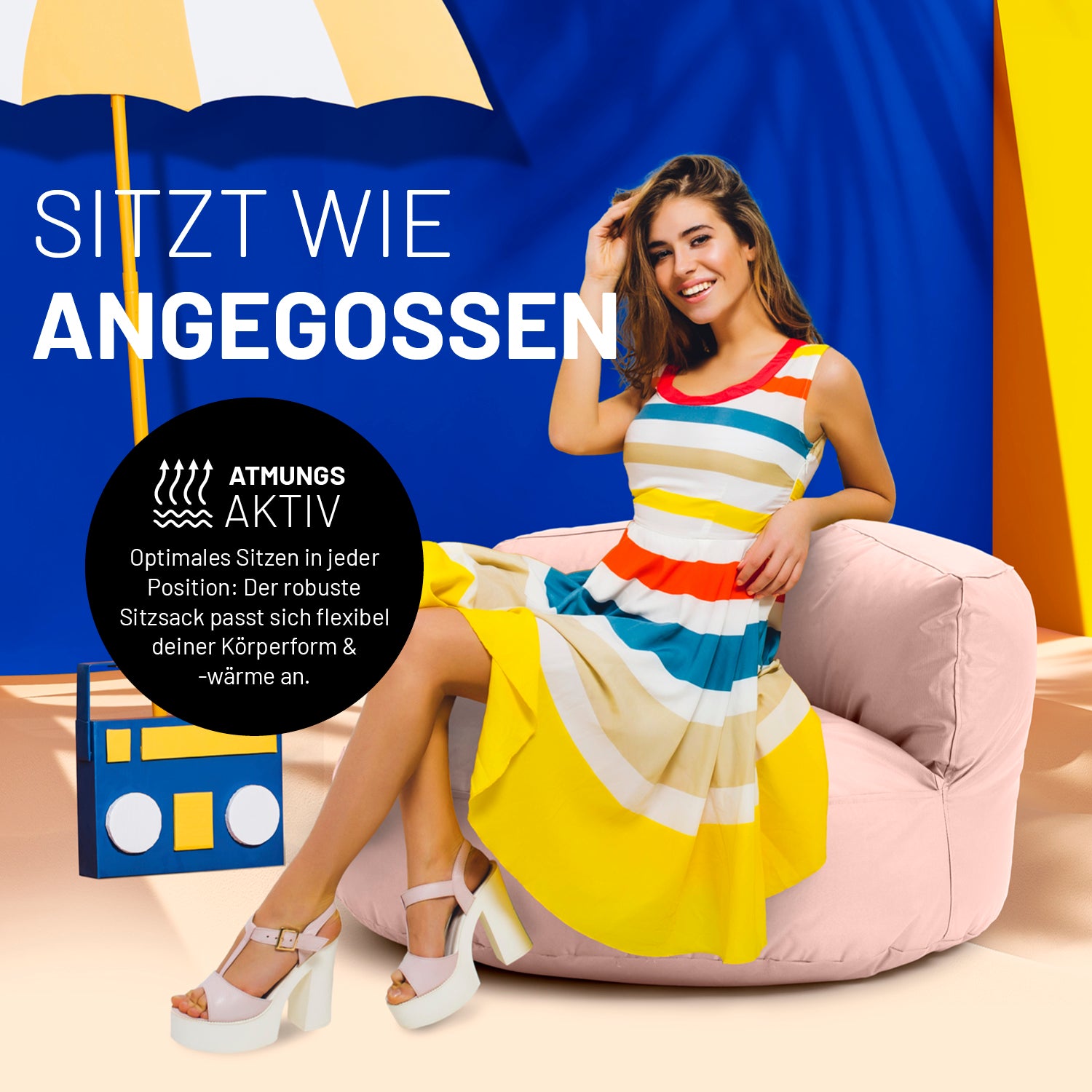 Eine Frau in buntem Kleid sitzt auf dem pastellpinken Sitzsack-Sofa. Icon "Atmungsaktiv" und "Passt sich Körperform und -wärme an".