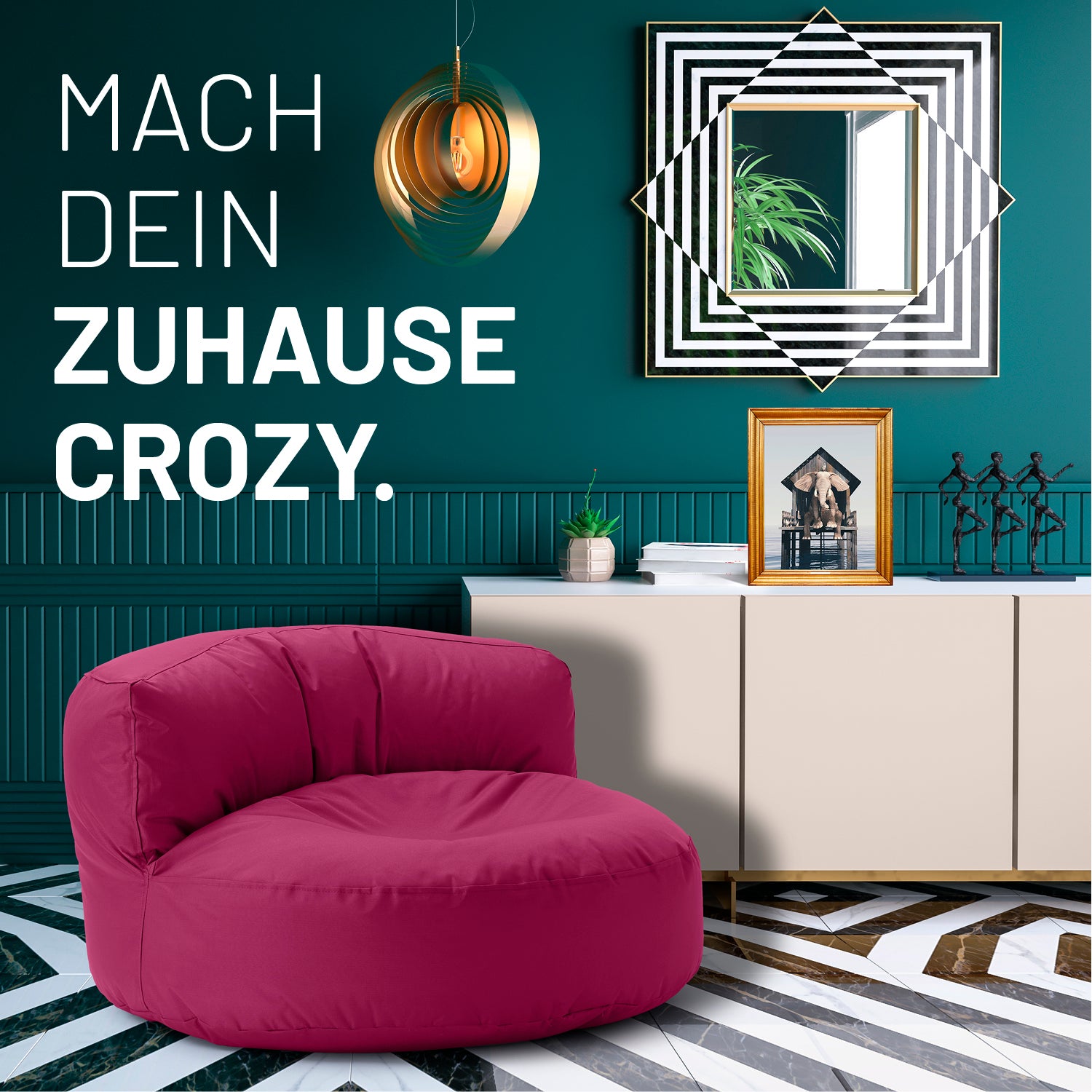 Modernes, buntes Wohnzimmer mit weinrotem Sitzsack-Sofa, farbiger Kommode und Text: „Mach dein Zuhause crozy.“
