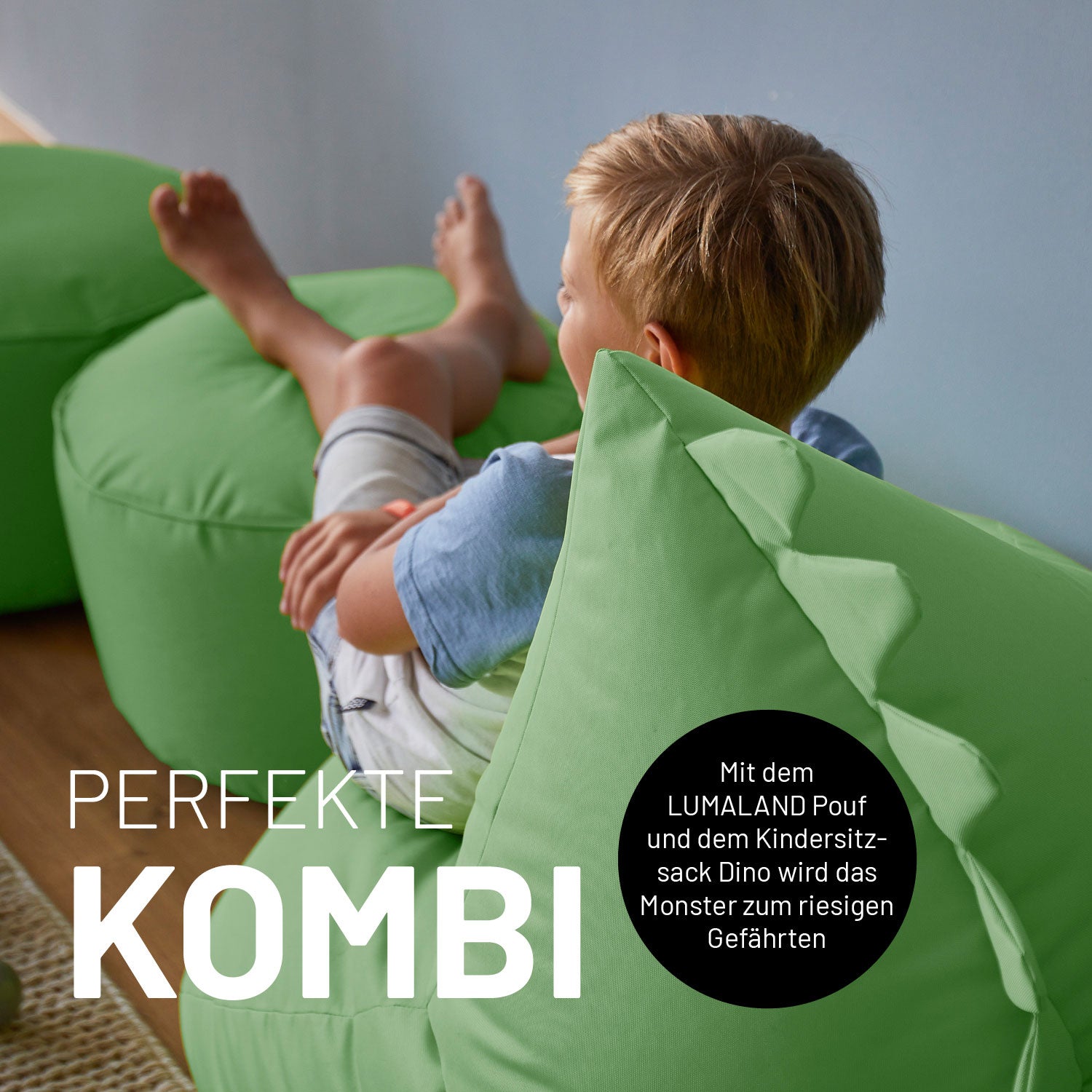 Ein kleiner Junge sitzt auf dem pastellgrünen Monster-Sitzsack und hat die Beine auf den farblich passenden Pouf abgelegt.