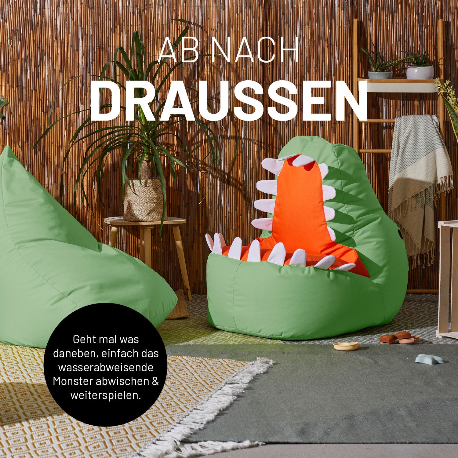 Pastellgrünes Monster und Dino in einer Outdoor-Szene mit Hinweis im Icon zum wasserabweisenden Material.