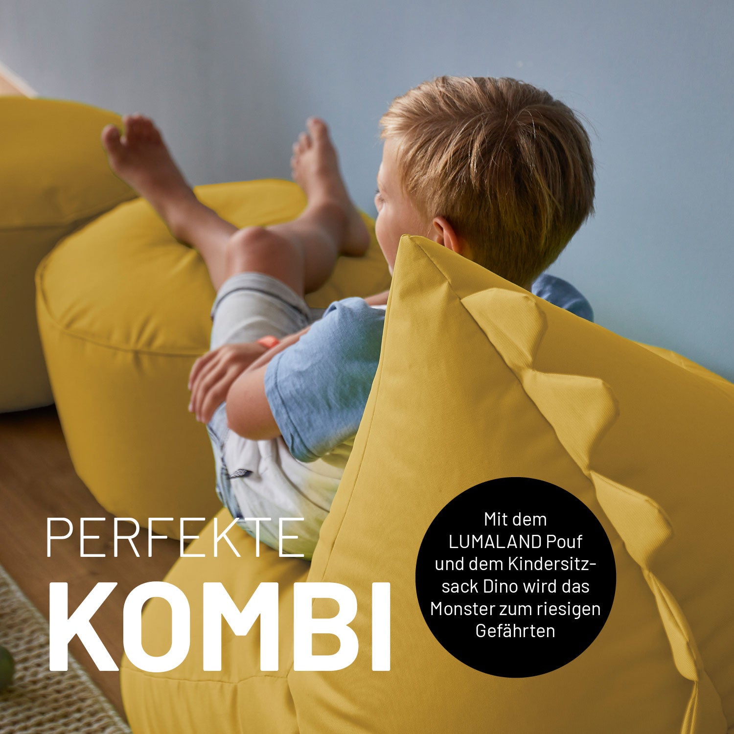 Ein kleiner Junge sitzt auf dem senfgelben Monster-Sitzsack und hat die Beine auf den farblich passenden Pouf abgelegt.