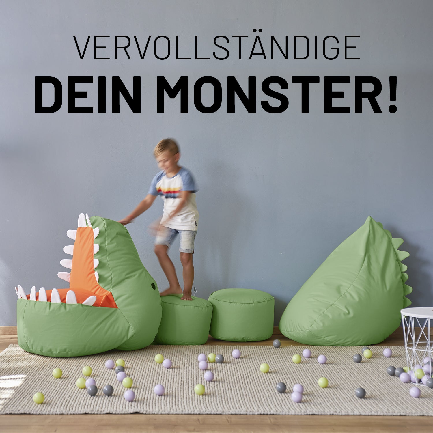 Dino, zwei farblich passende Poufs und Monster sind zu einem langen Dino zusammengelegt auf dem ein kleiner Junge spielt.
