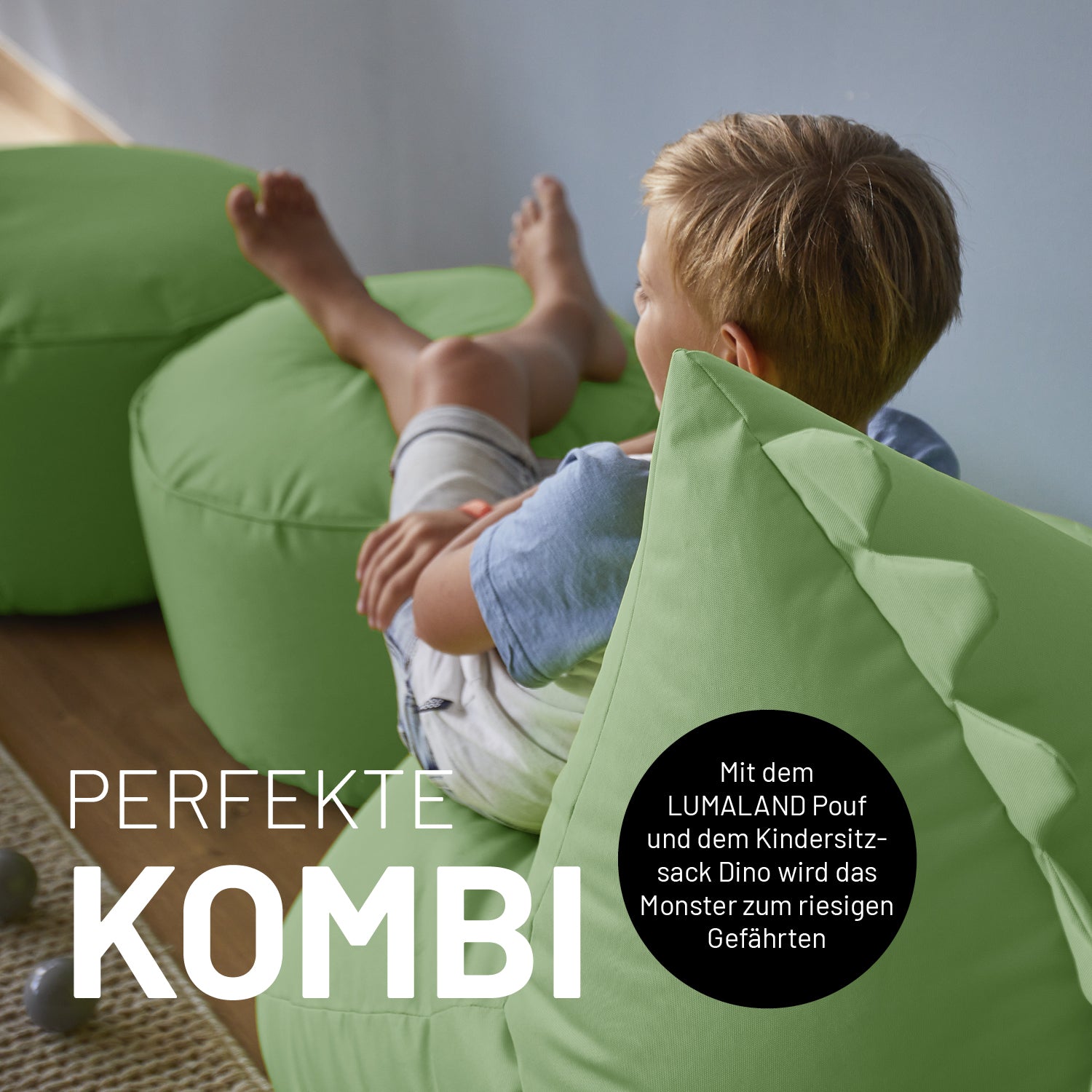 Ein kleiner Junge sitzt auf dem pastellgrünen Monster-Sitzsack und hat die Beine auf den farblich passenden Pouf abgelegt.