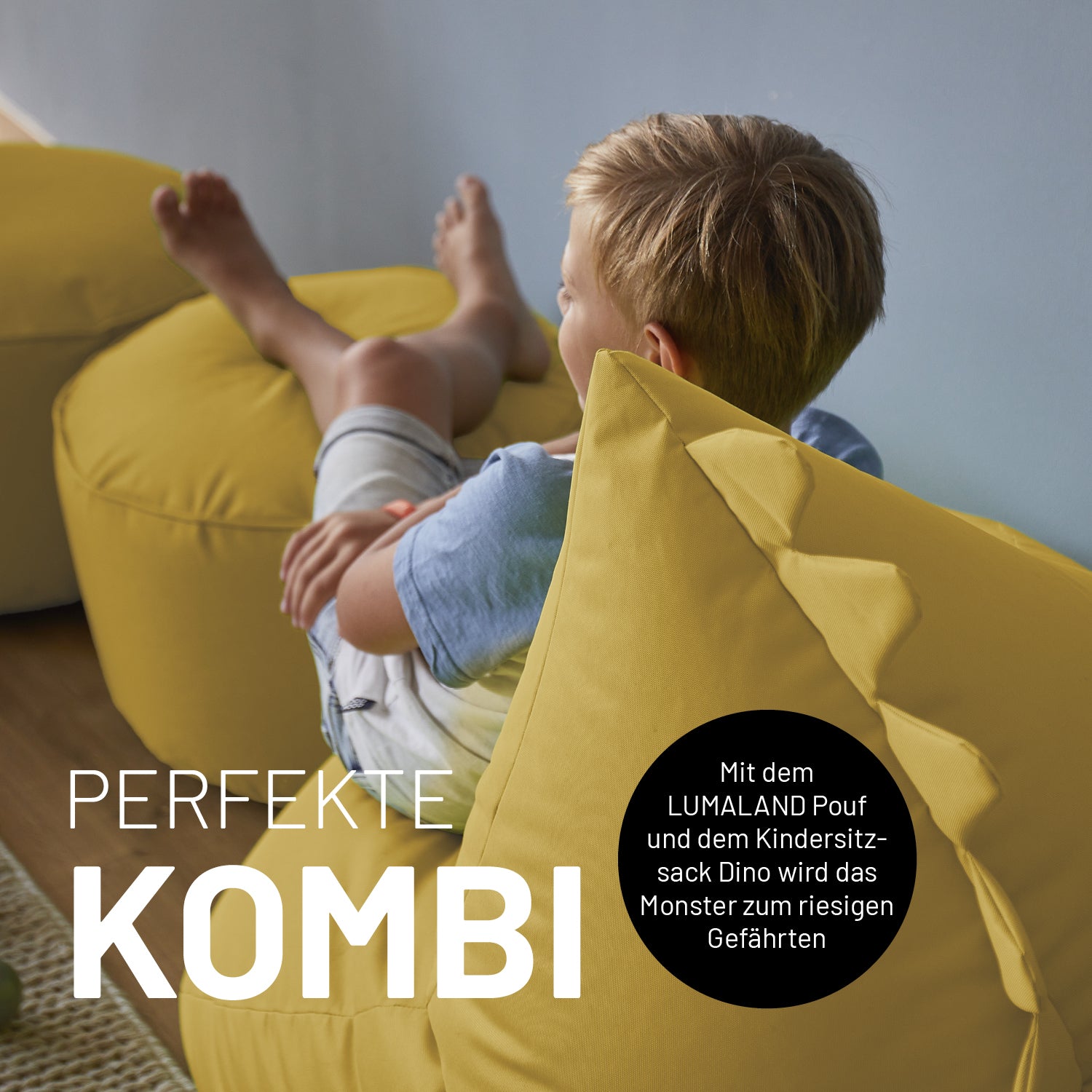 Ein kleiner Junge sitzt auf dem senfgelben Monster-Sitzsack und hat die Beine auf den farblich passenden Pouf abgelegt.