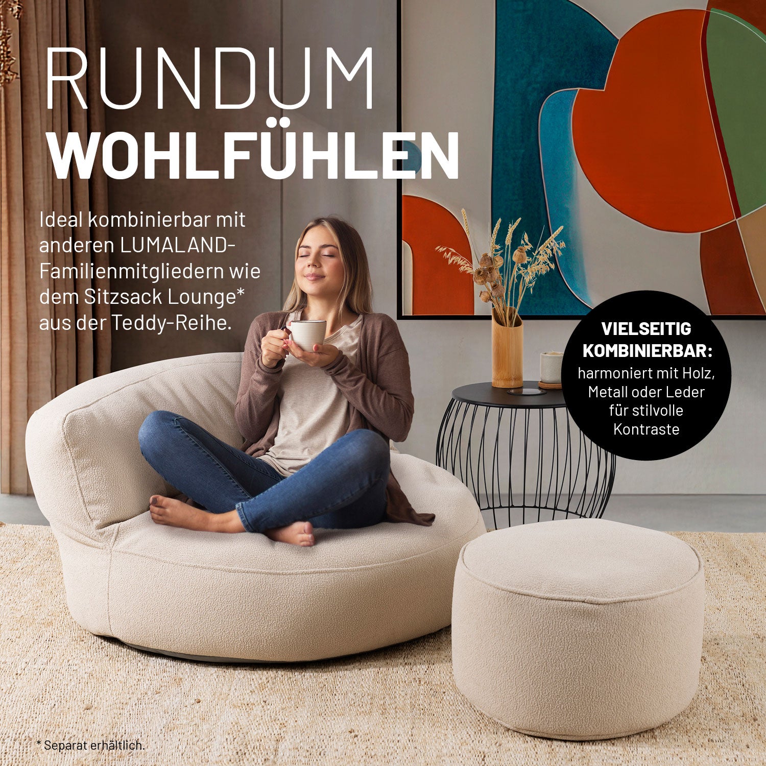 Eine Frau sitzt in einem modernen Wohnzimmer auf dem Sitzsack Lounge-Sofa aus der LUMALAND Teddy-Reihe, Hocker und Beistelltisch daneben.