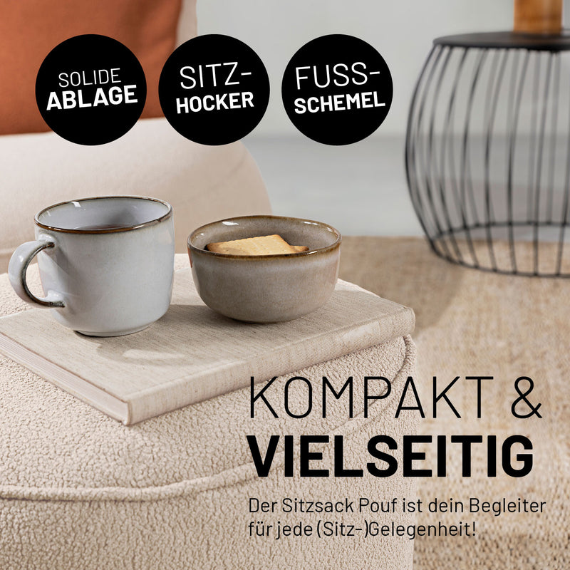 Beiger Multihocker mit darauf abgelegten Buch und Tasse für verschiedene Anwendungsbereiche: Hocker, Tisch und Fußbablage.