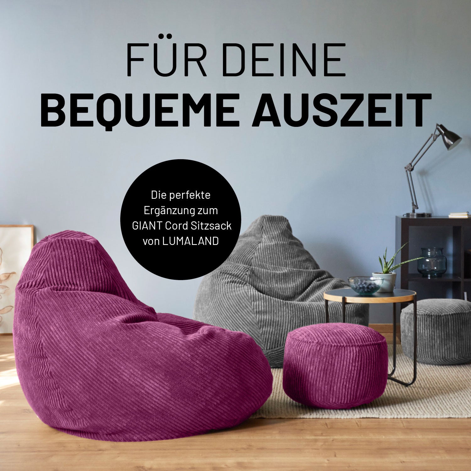 Weinroter und grauer CORD Pouf ergänzend kombiniert mit den farblich passenden CORD-Sitzsäcken in einem gemütlichen Wohnzimmer.