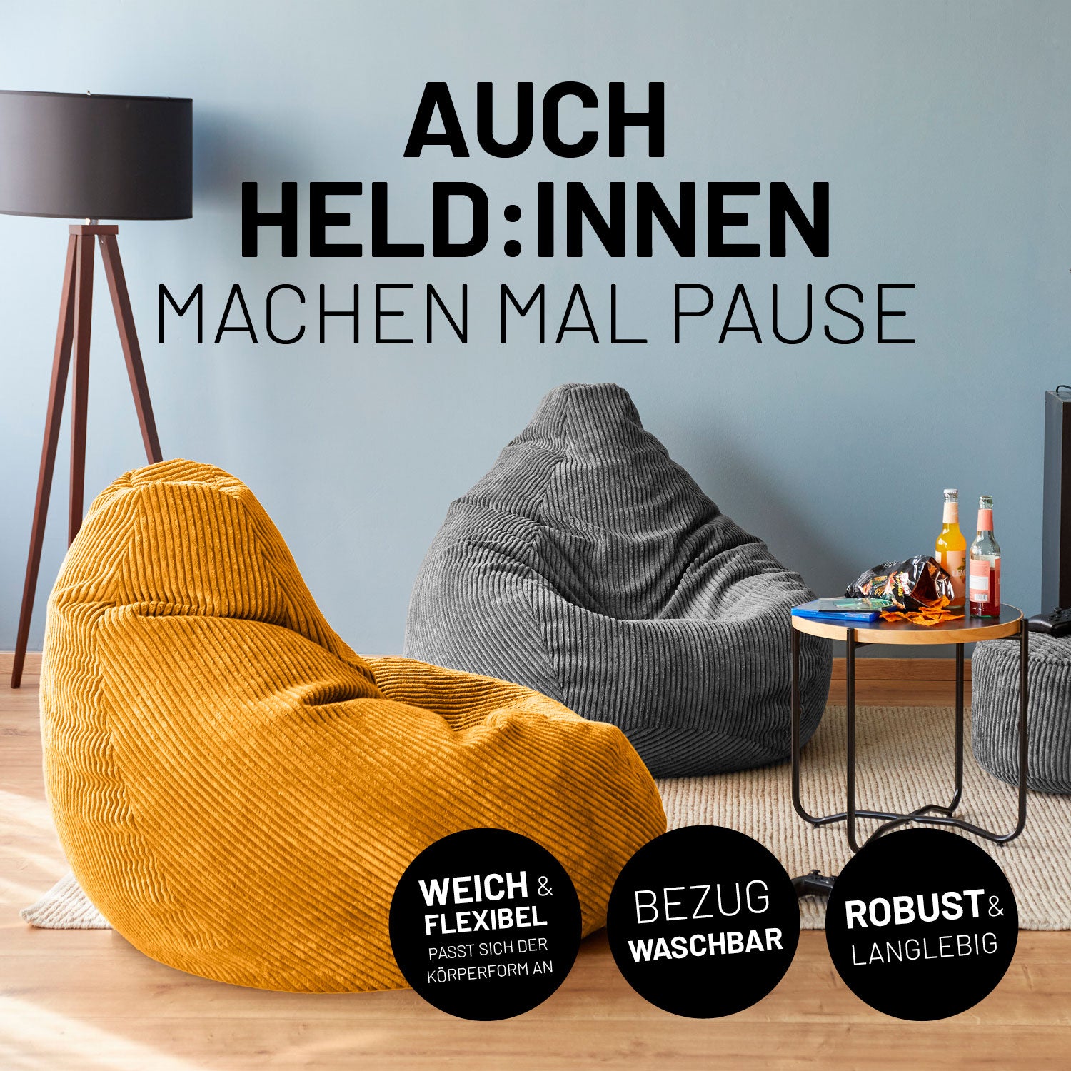 Senfgelber und grauer Cord-Sitzsack in einem Wohnzimmer dazu Icons "Weich & Flexibel", "Bezug waschbar" und "Robust & Langlebig".
